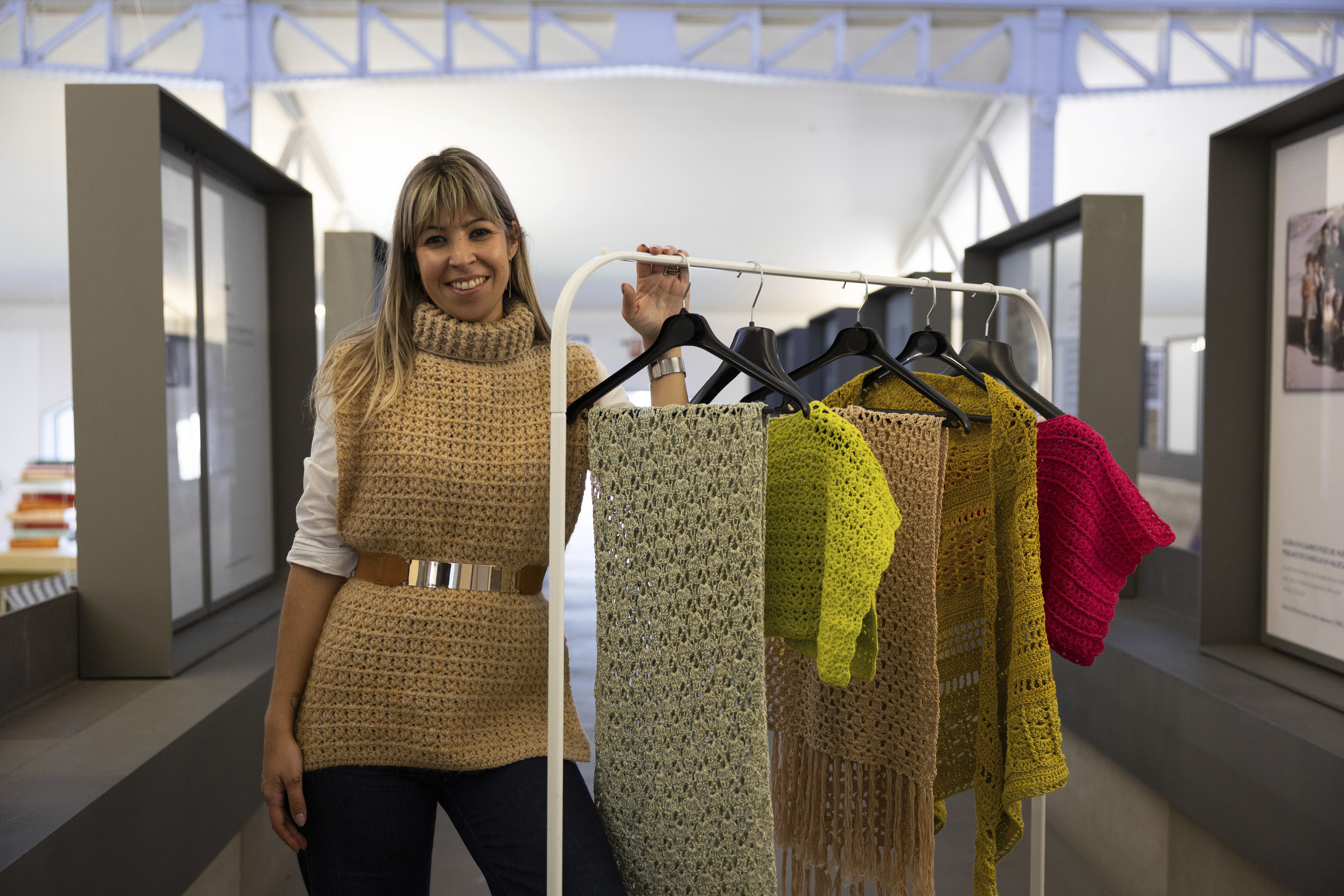 Betsaida Jorge con prendas artesanales que creó a base de ganchillo.