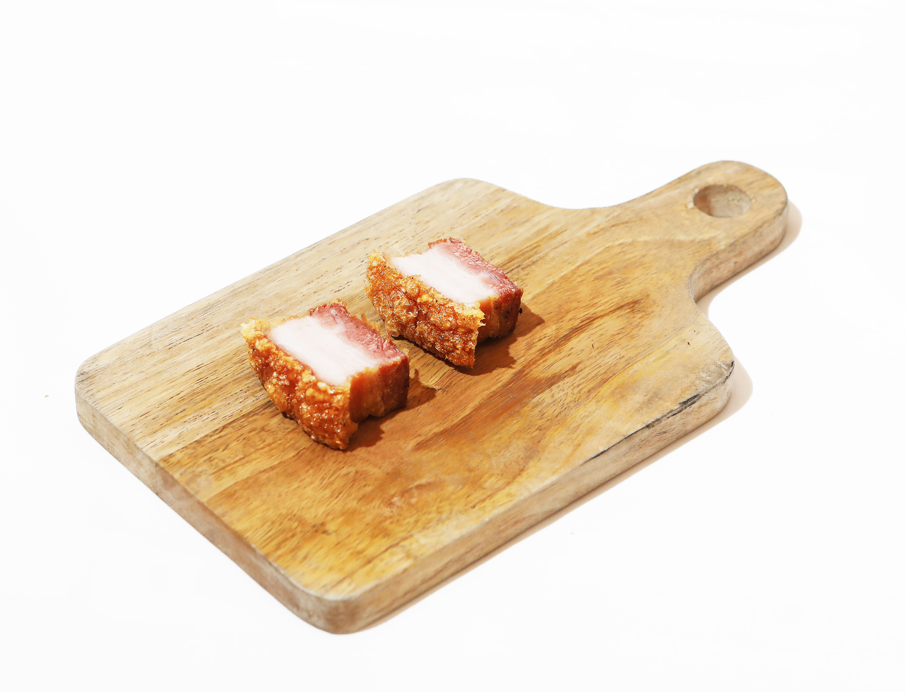 Torreznos asados en horno de leña y luego fritos.
