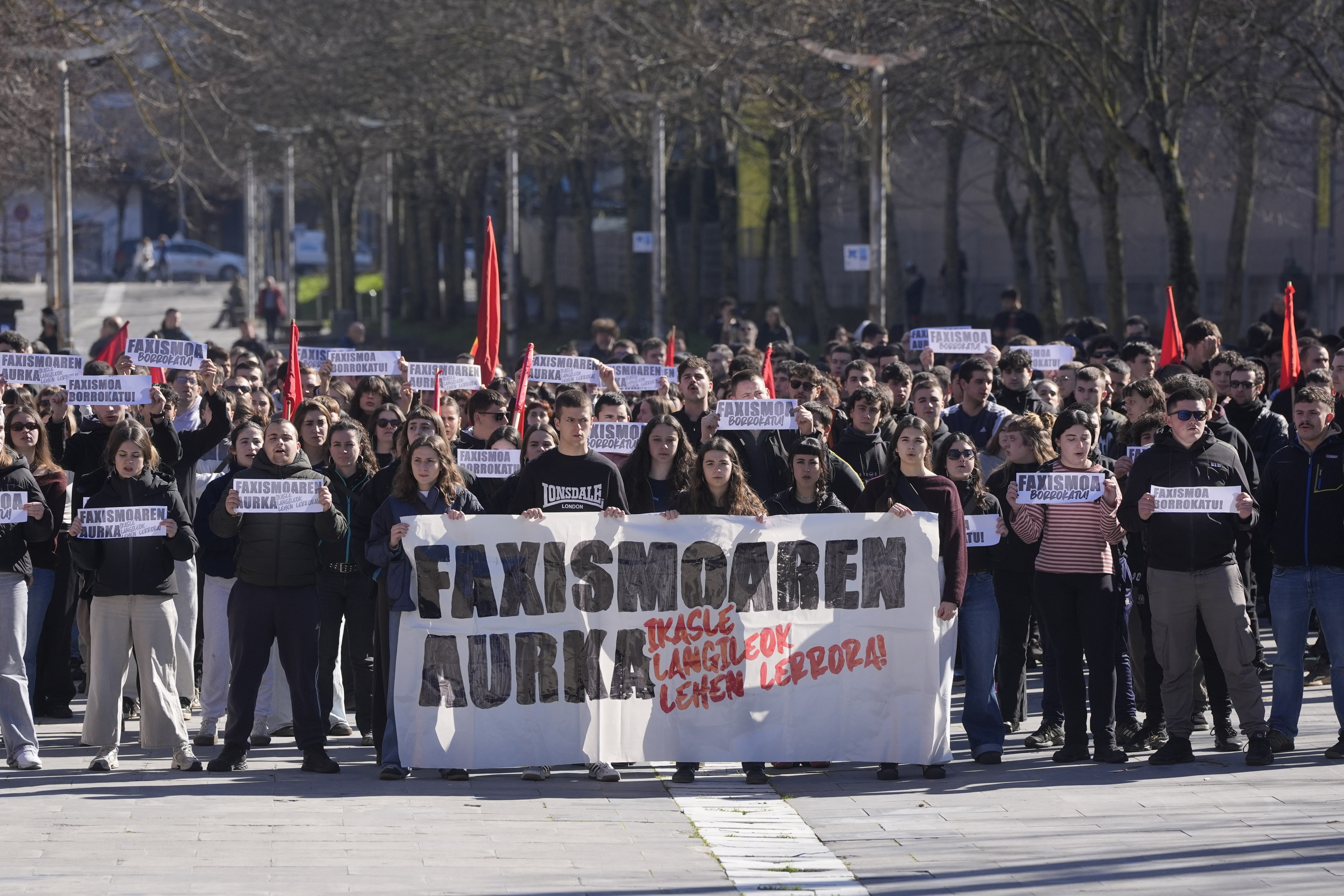 Decenas de jóvenes participan en la concentración que convocó GKS por la celebración de un acto de Vox en Vitoria el pasado 23 de febrero.