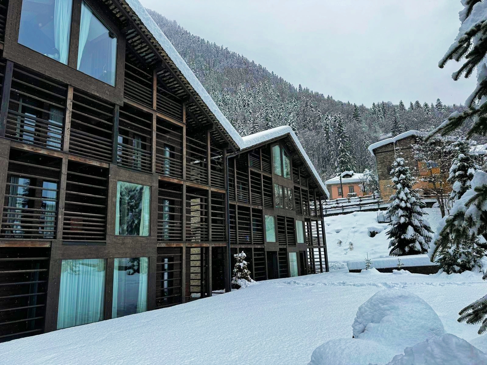 La característica arquitectura de estilo walser del hotel.