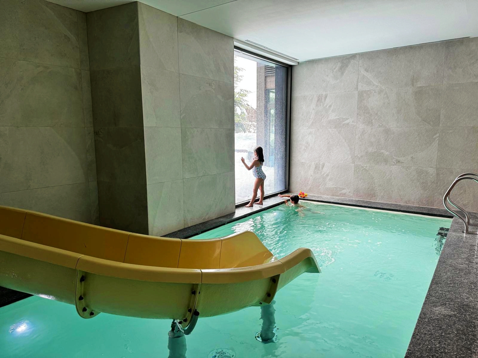 Piscina con tobogán del spa.