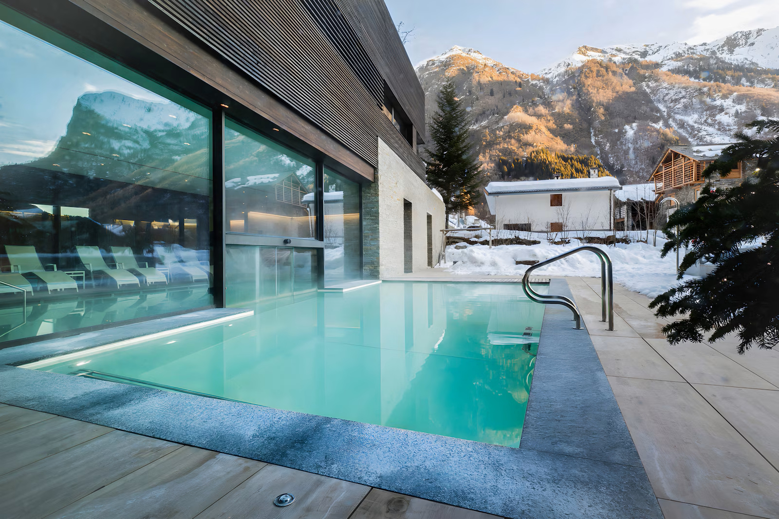 La piscina al aire libre con vistas a las montañas.