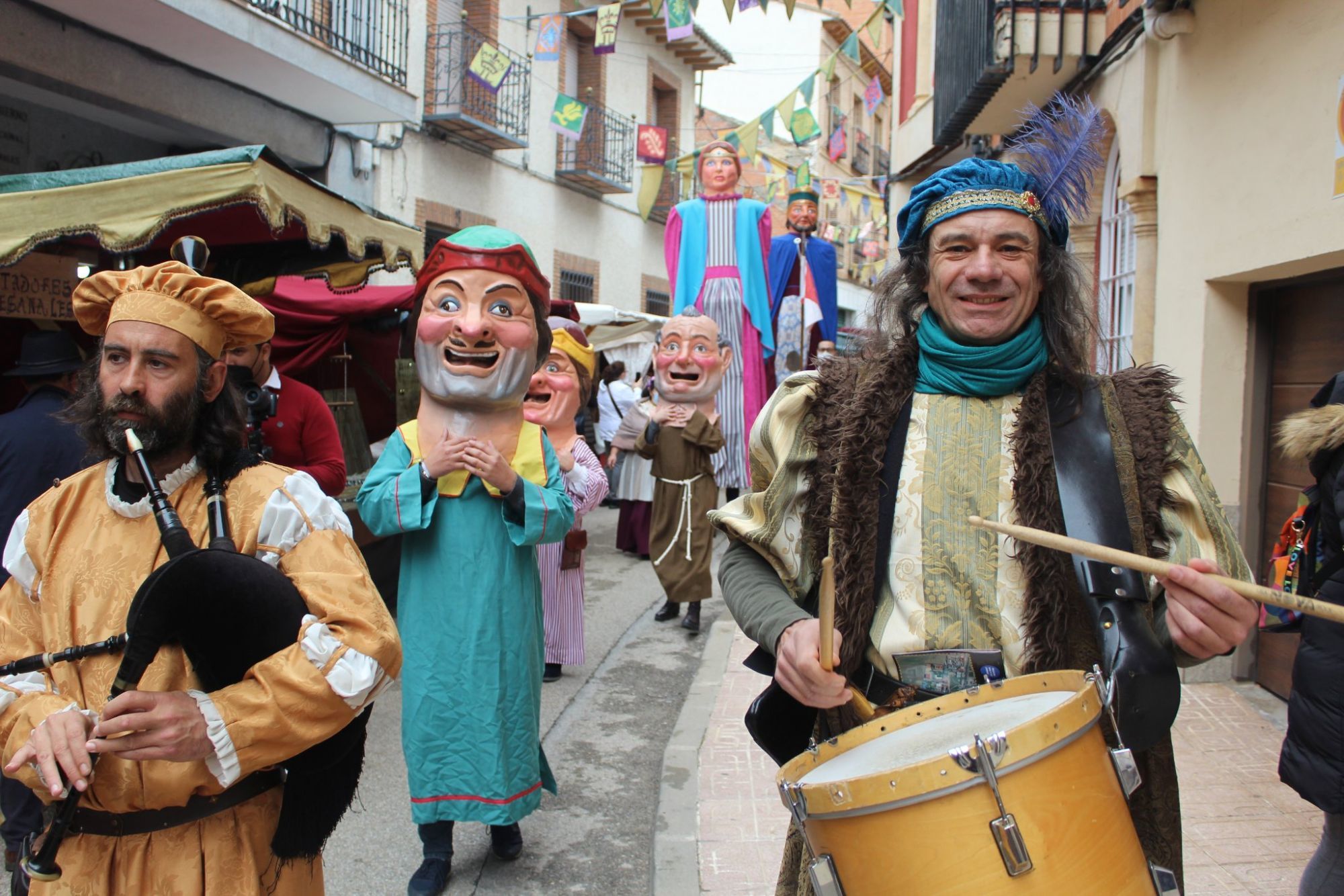 Desfile medieval por las calles de Torrijos (Toledo).