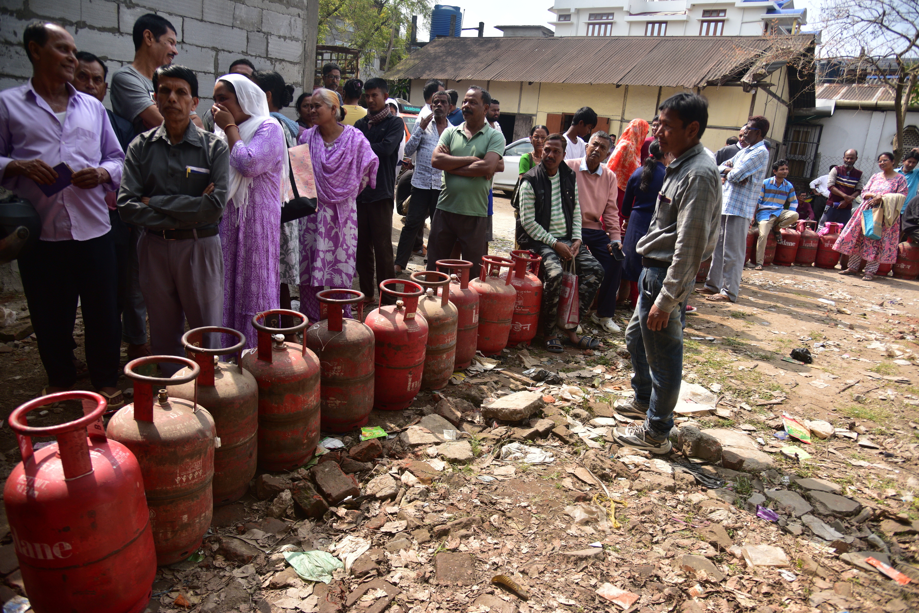 La India se queda sin gas para cocinar: "Sin gas no puedo freír. Sin freír  no vendo. Y sin vender, no como" | Internacional