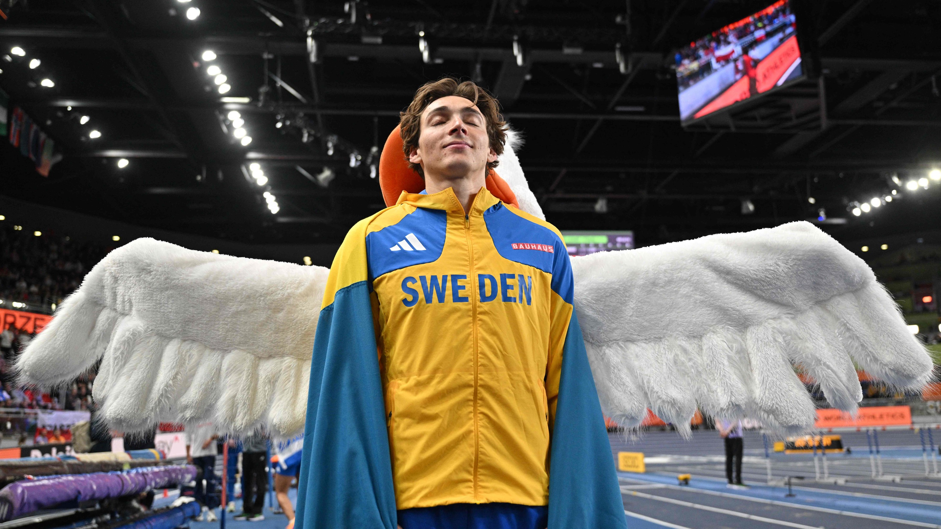 Armand Duplantis celebra su medalla de oro.