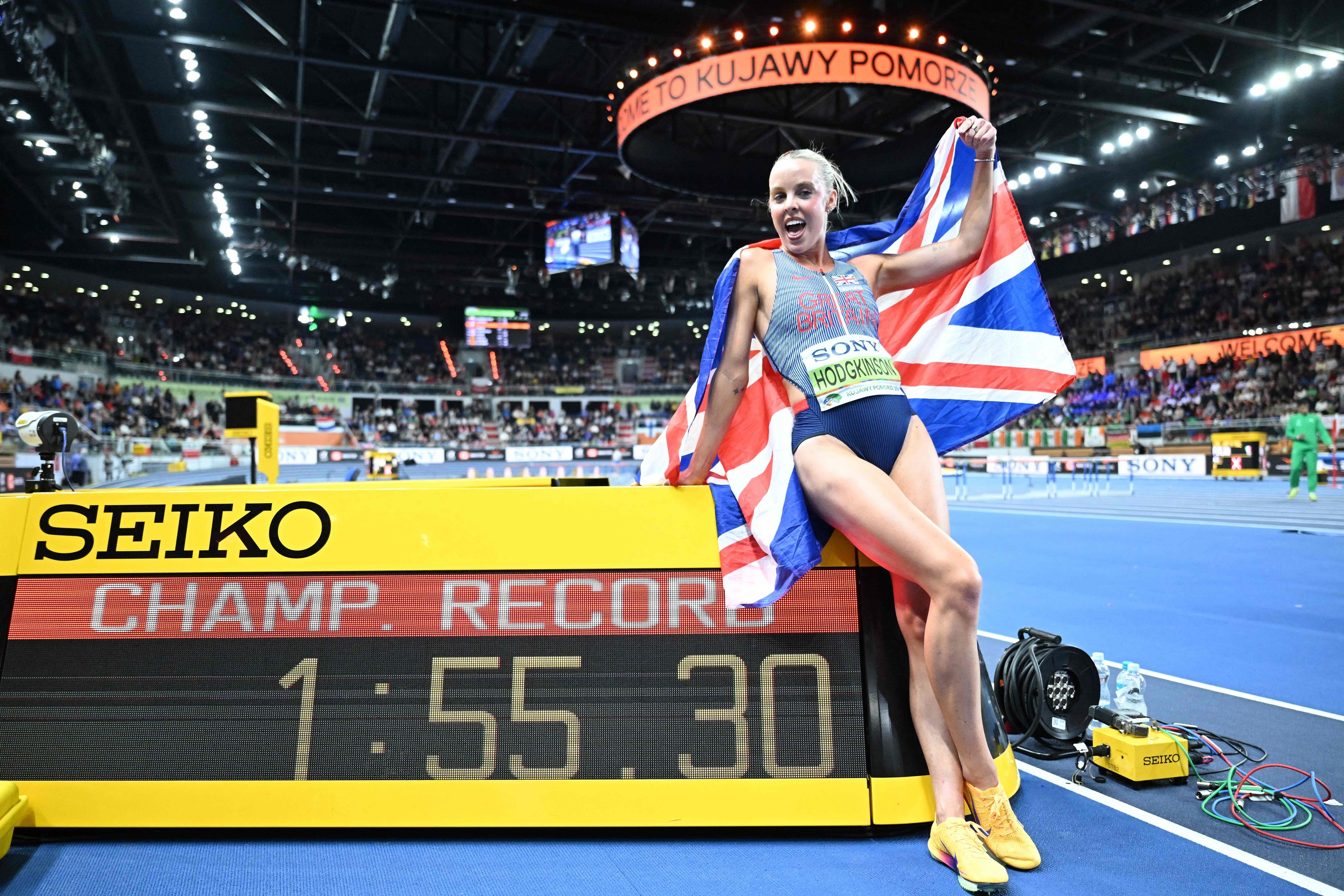 Hodgkinson celebra su victoria en 800 metros.