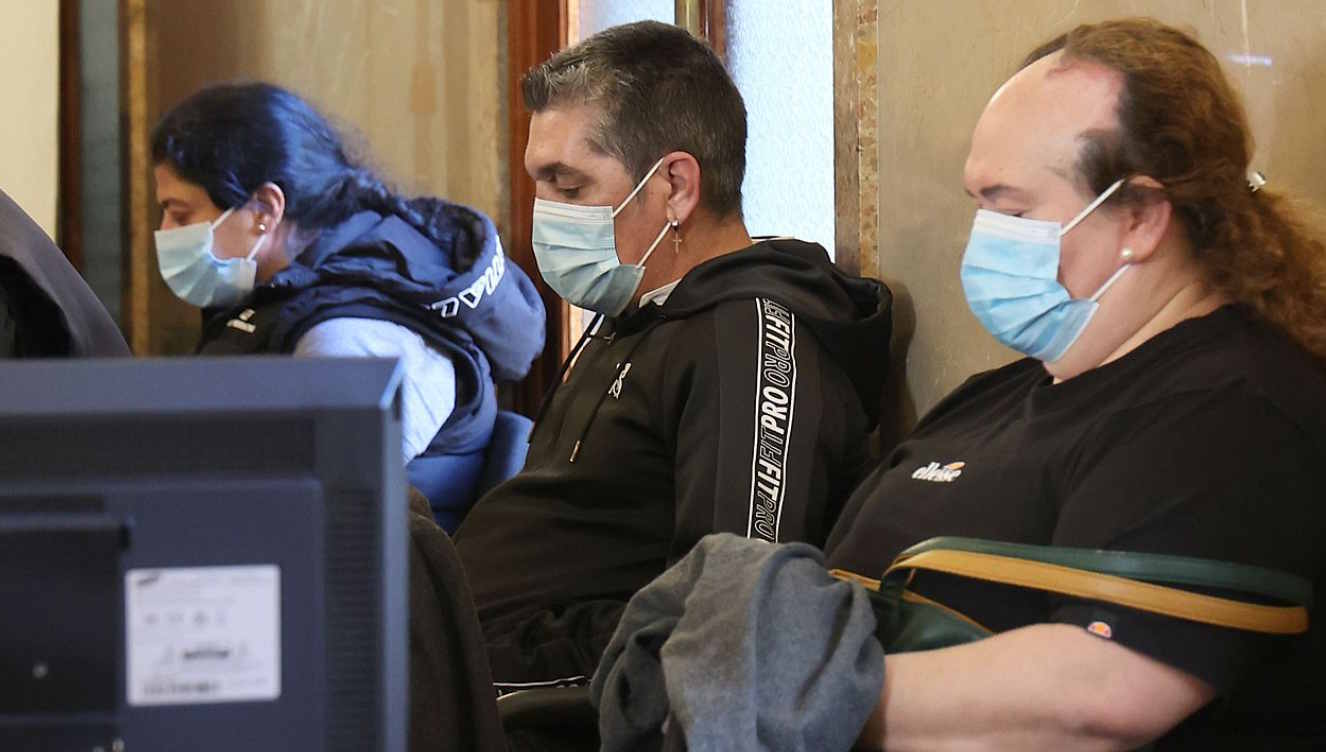 El juicio de la madre de la beb� y los t�os de la v�ctima (centro y derecha).