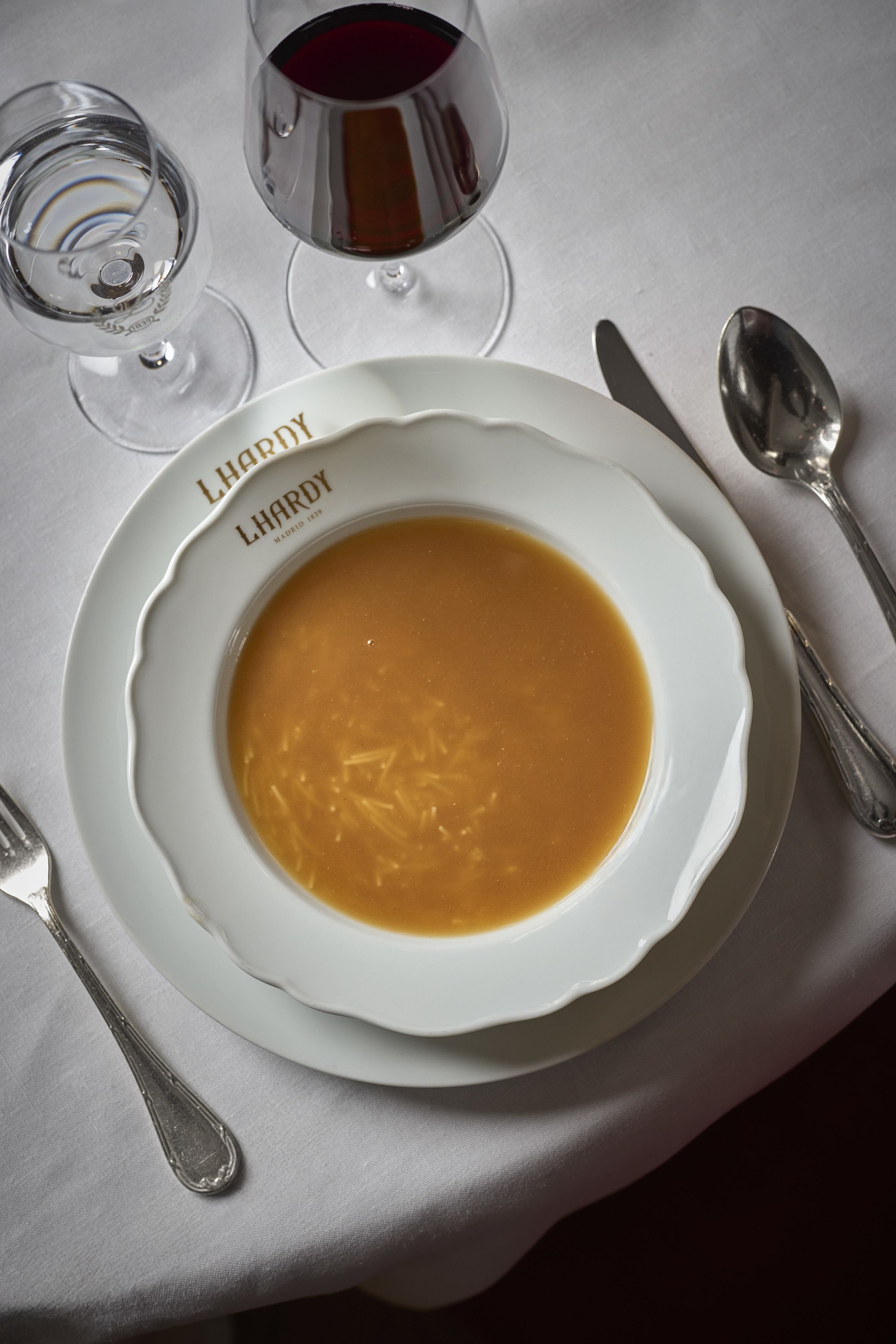 La sopa de fideos cabello de ángel es el primer vuelco del cocido.