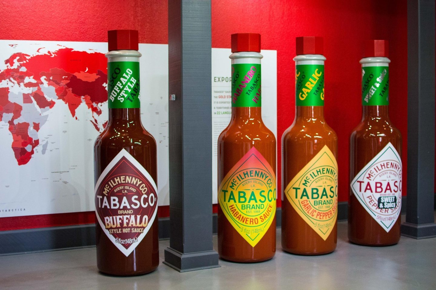 Una muestra de algunas de las botellas de la salsa.