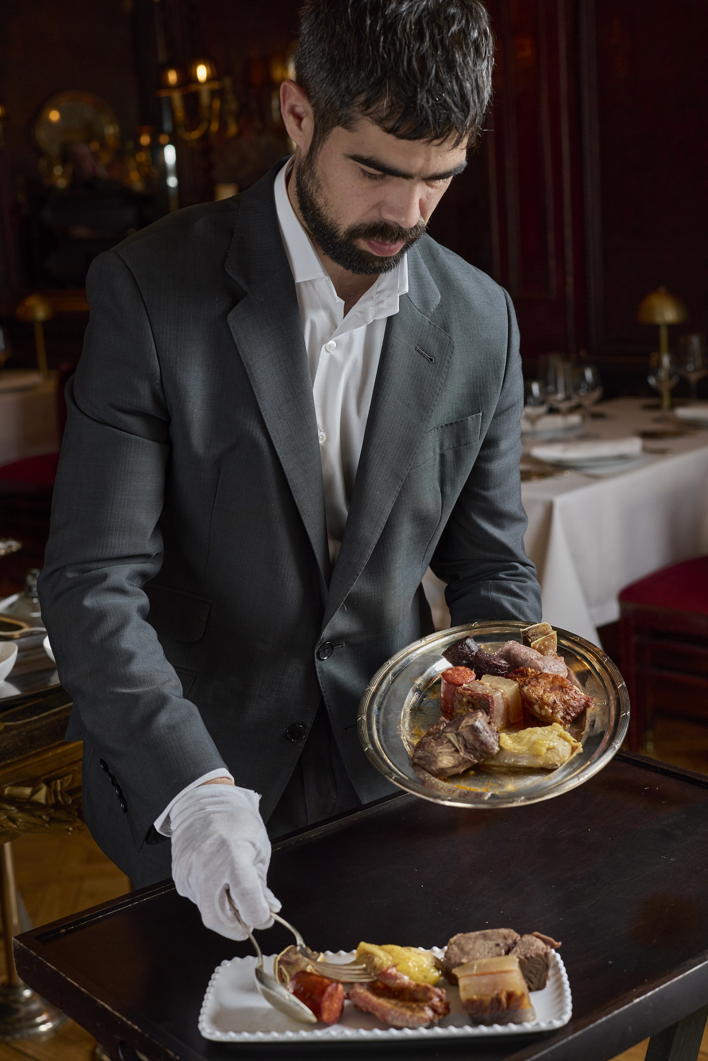 La bandeja con las carnes: del morcillo de buey gallego a la oreja ibérica crujiente con salsa brava.