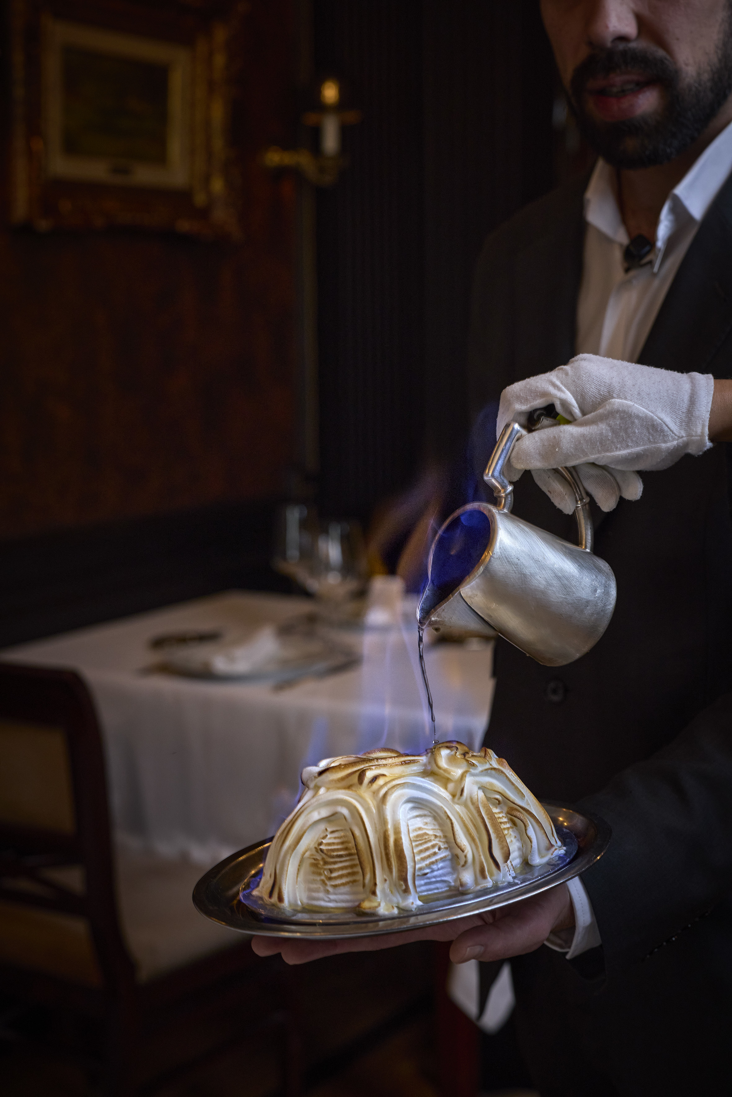 El 'soufflé' Lhardy cierra el plato más icónico de este restaurante histórico.