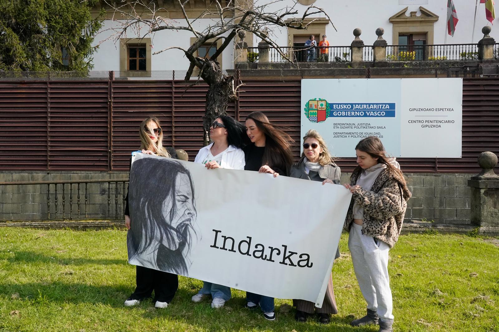Víctimas y acompañantes protestan junto a la fachada de la cárcel de Martutene por la concesión de un permisos carcelario a Kote Cabezudo.