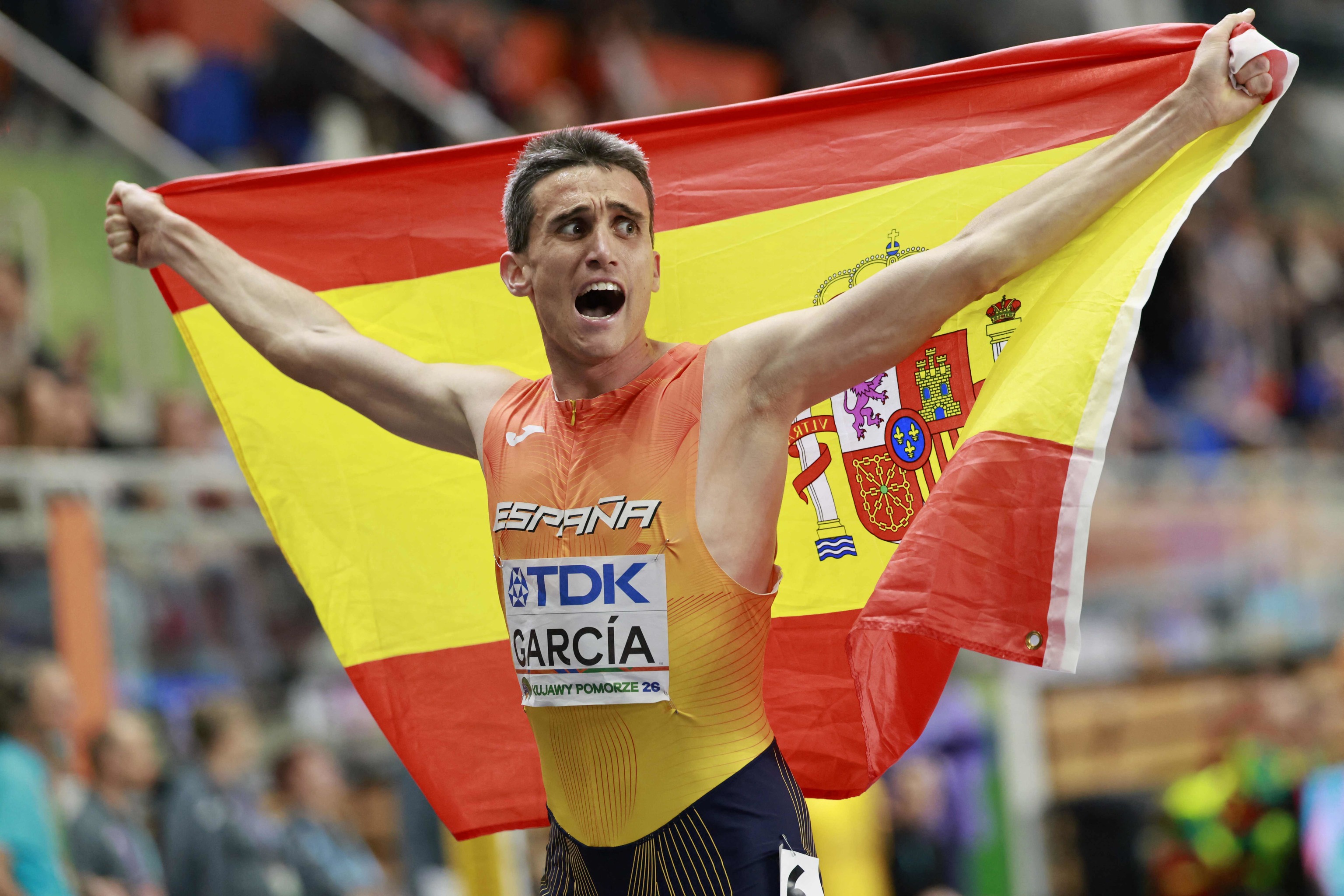 Mariano García celebra su triunfo con una bandera española.