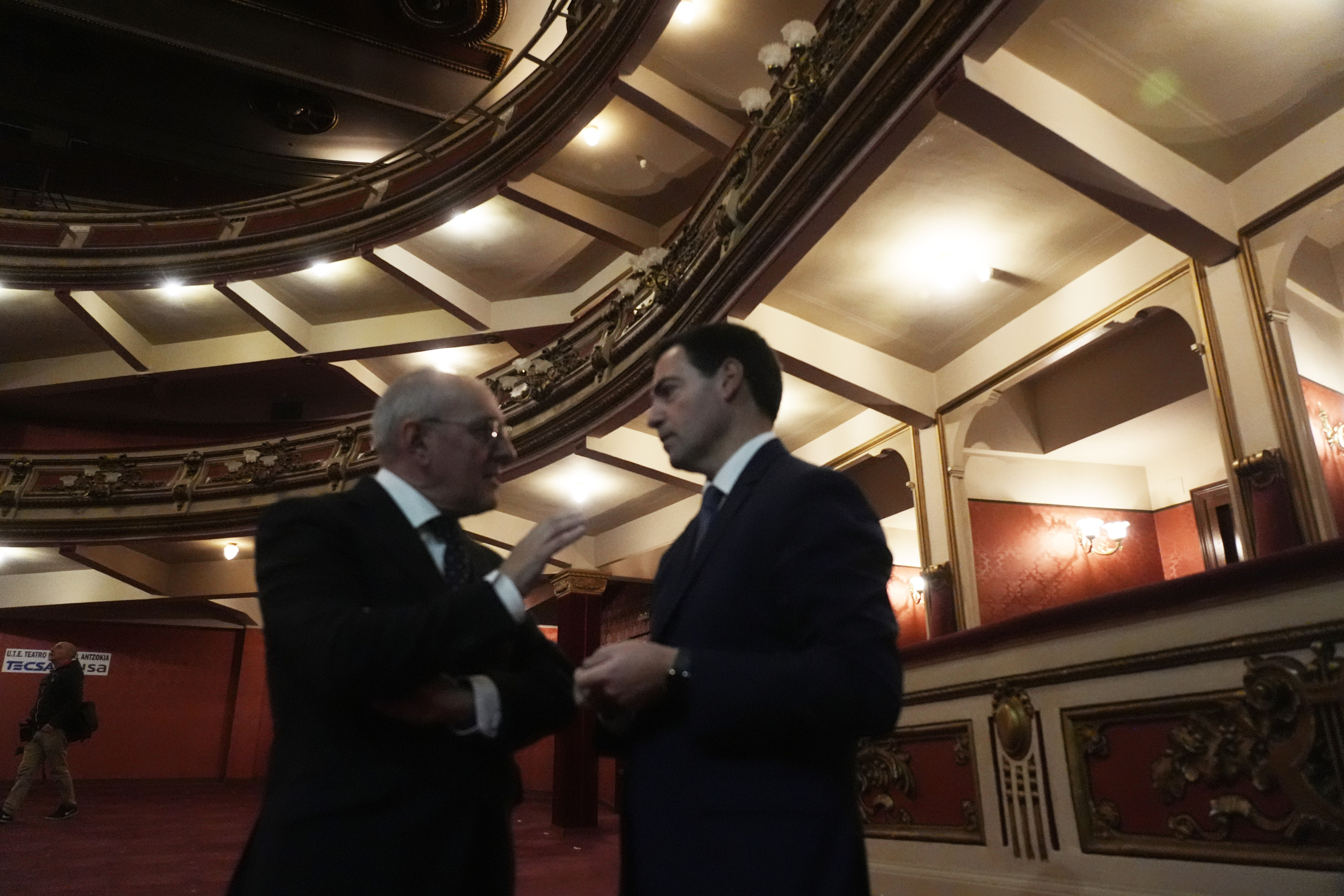 El diputado general de Álava Ramiro González conversa con el lehendakari Pradales en el interior del Teatro Principal en Vitoria.