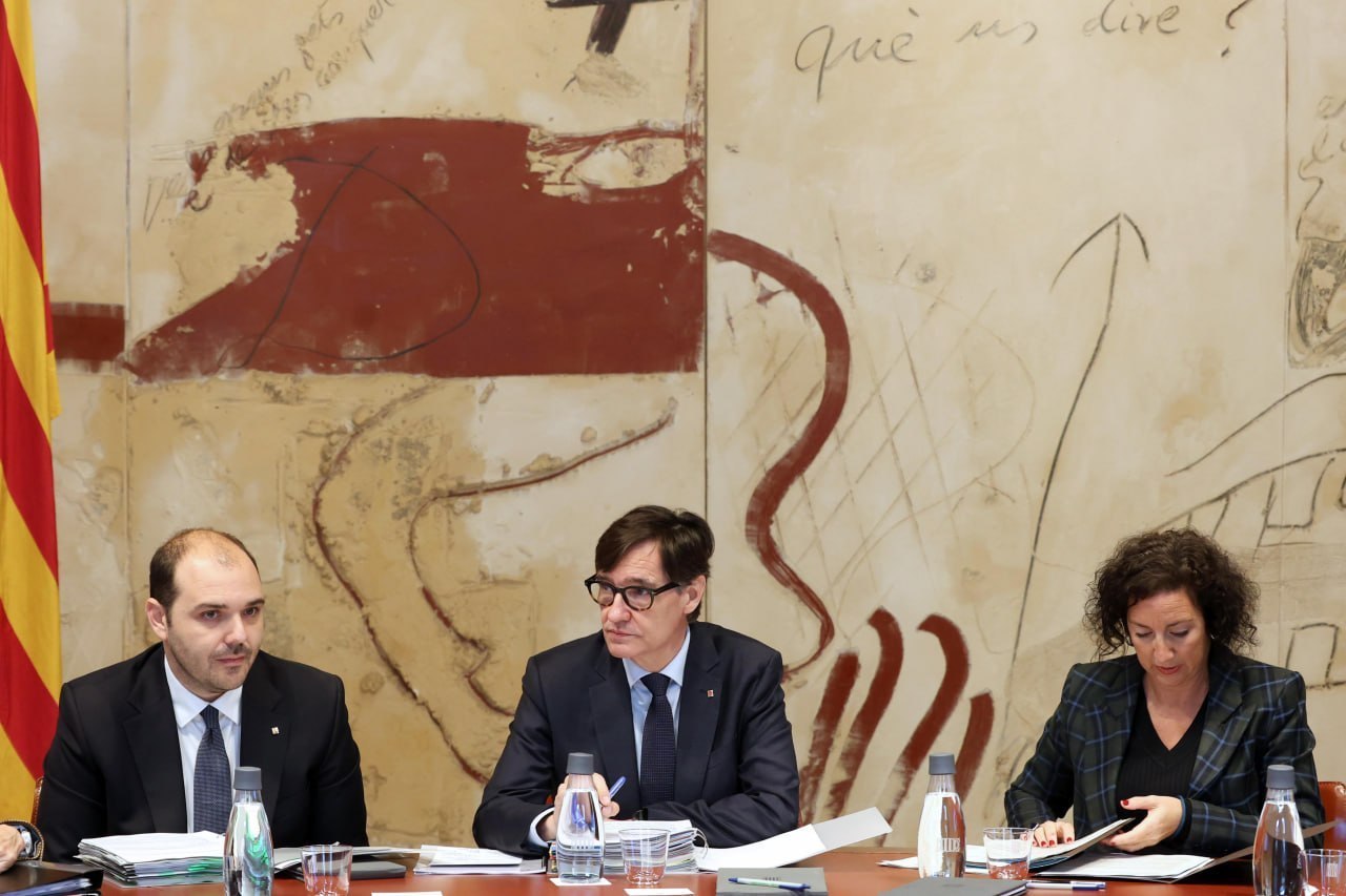 El presidente de la Generalitat, Salvador Illa, entre los consejeros Albert Dalmau y Alícia Romero.
