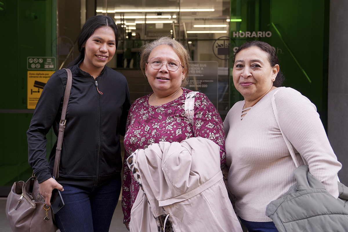 Paola, Liset y Ramona después de comer juntas en Mercadona