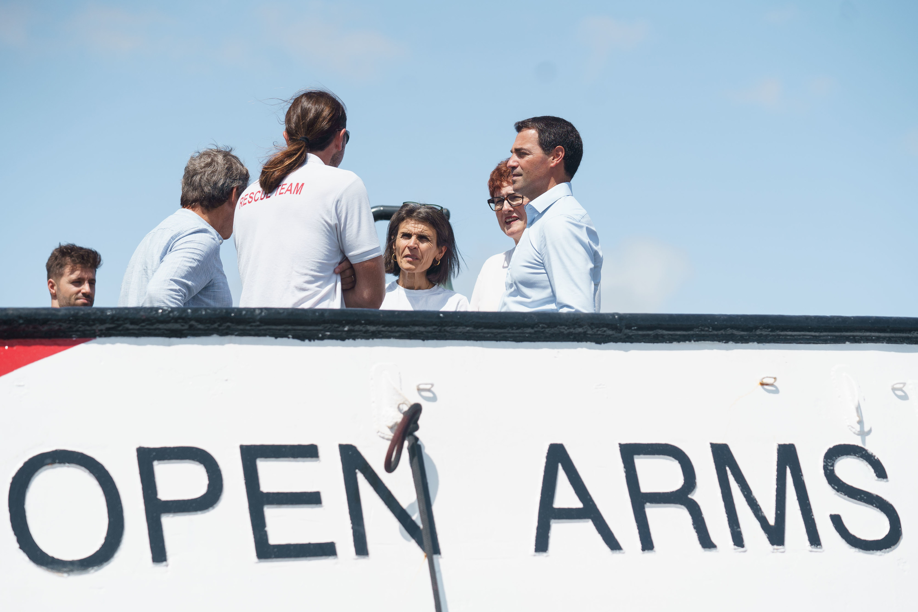 El lehendakari Pradales junto a la consejera Nerea Melgosa durante una visita al barco de rescate Open Arms en Canarias.