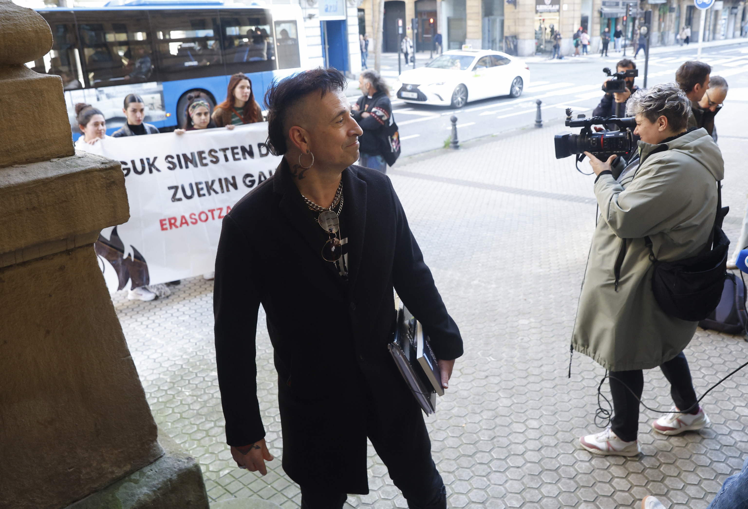 Jon antes de entrar al juicio en el que piden para �l 22 a�os de prisi�n.