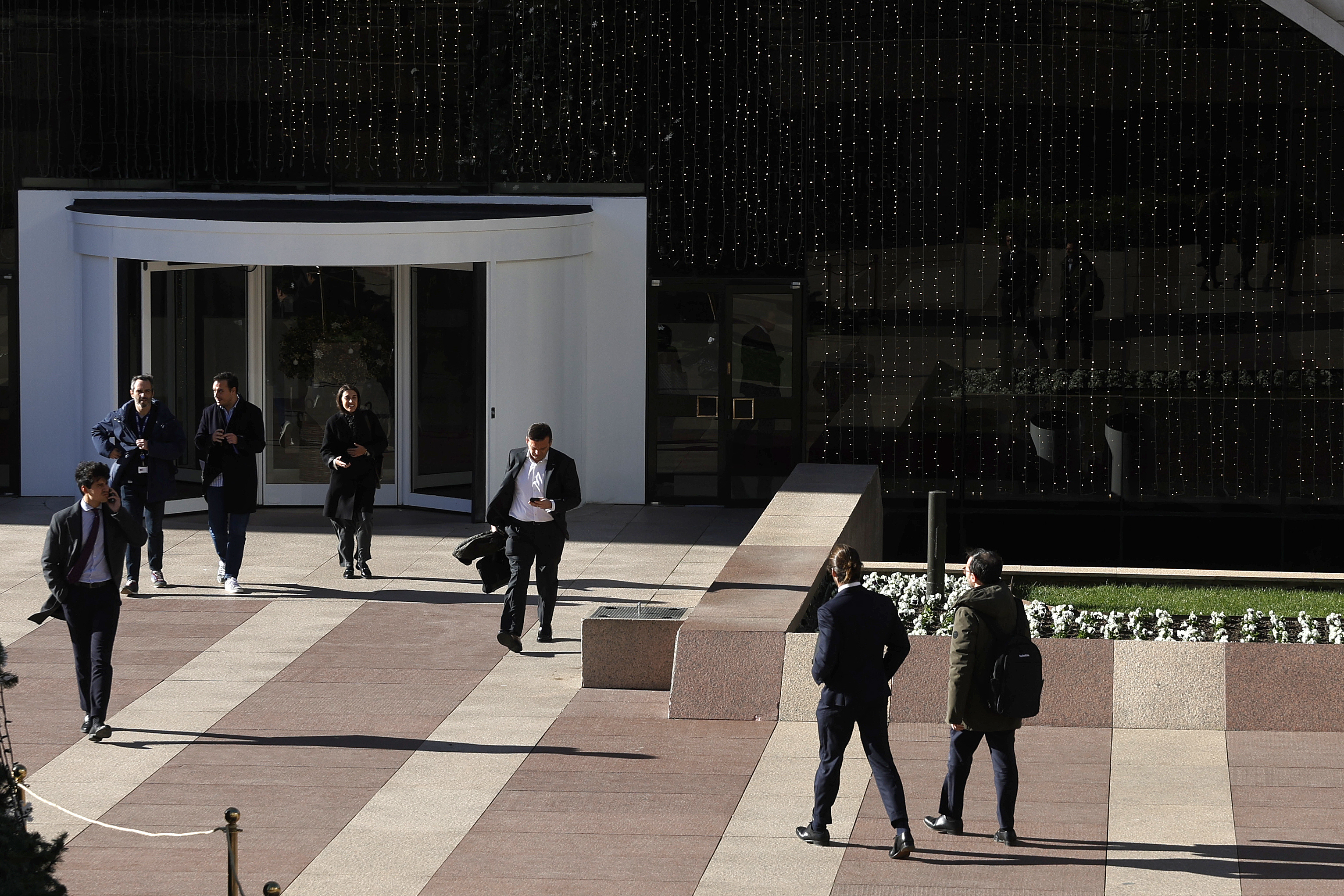Trabajadores en la zona de oficinas de Azca, en Madrid.