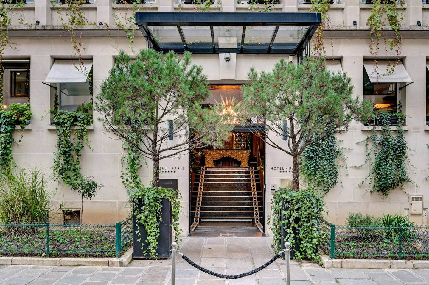 Fachada del hotel parisino.