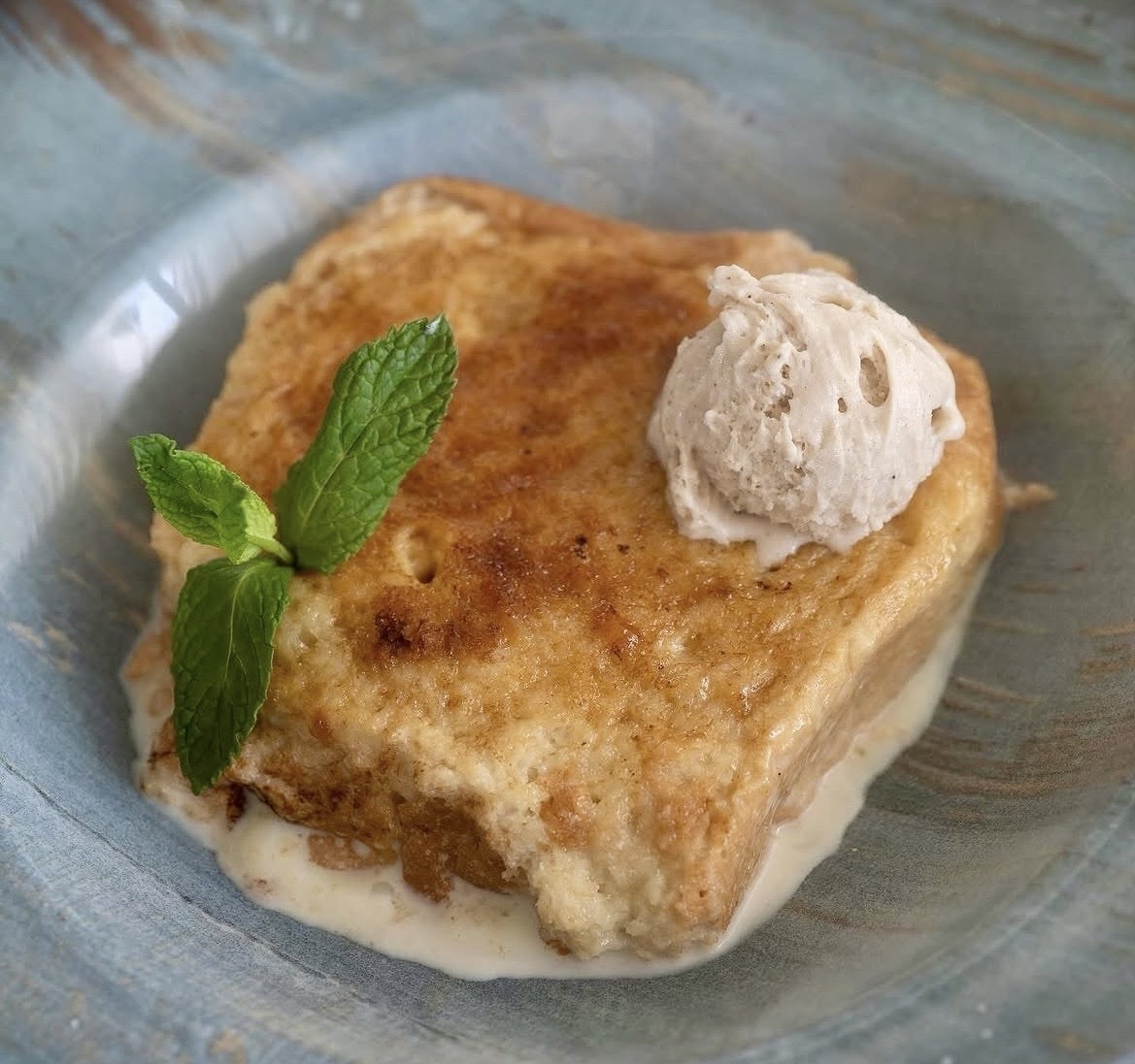 Torrija con chocolate blanco especiado y helado.