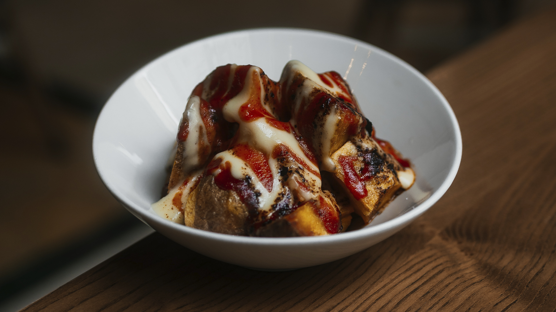 Bravas con salsa de ñoras, pimiento choricero y chiles, en Taberna DNorte.