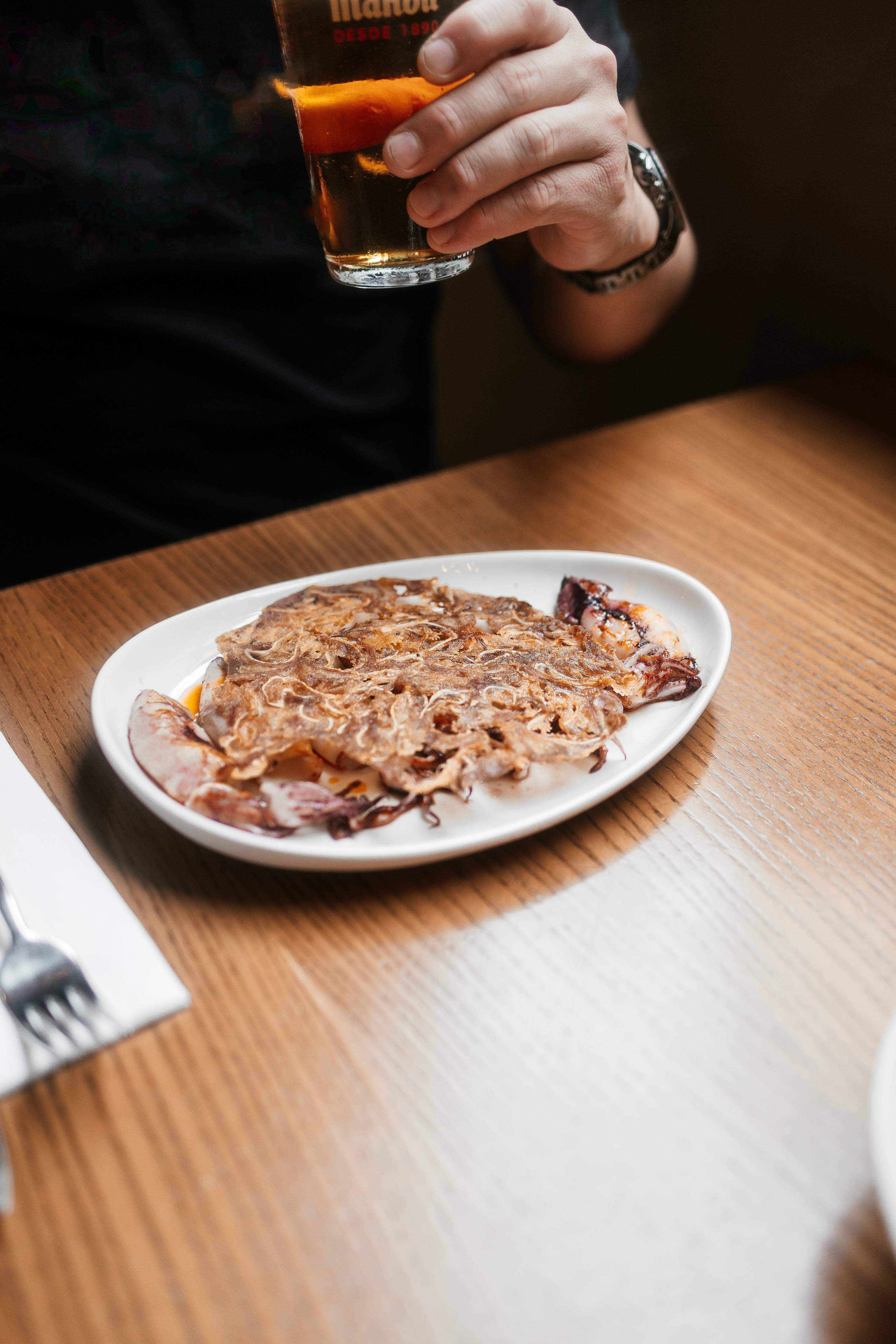 Chipirones a la plancha con oreja crujiente y ajada de chiles.