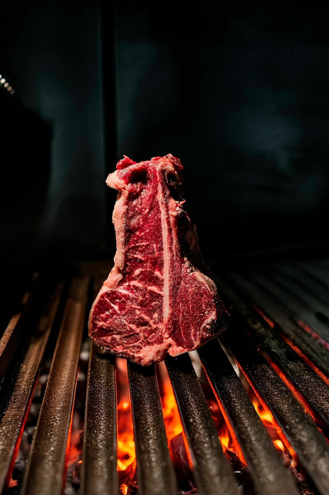 T-Bone simmental a la parrilla, en Raza.