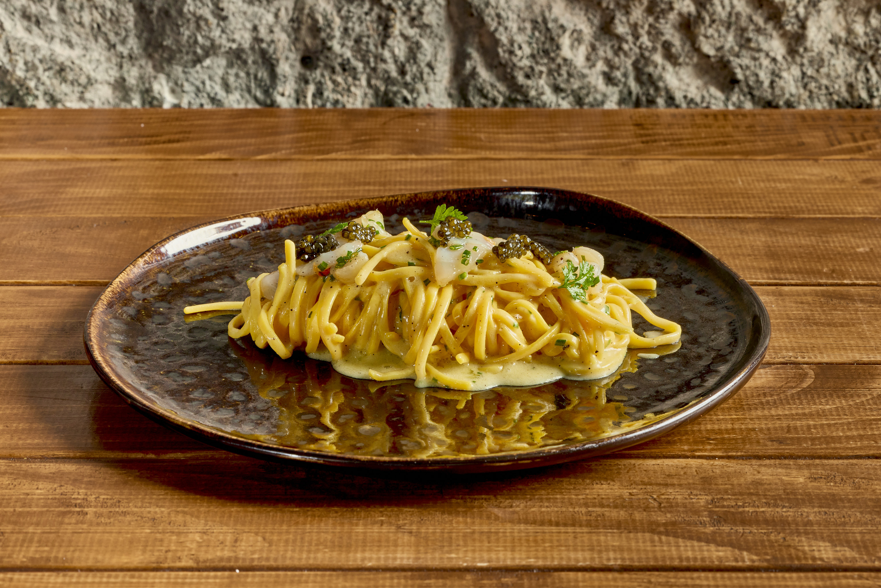 Tagliolini con zamburiñas, caviar y mantequilla ahumada.