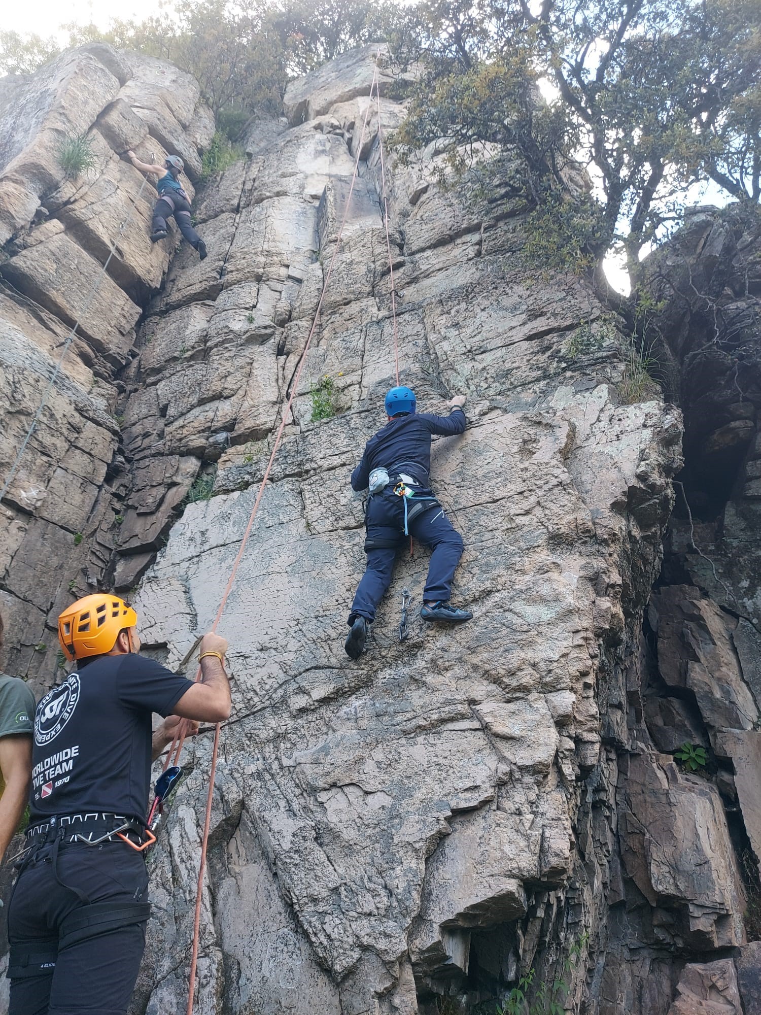 Dos deportistas, en plena escalada.