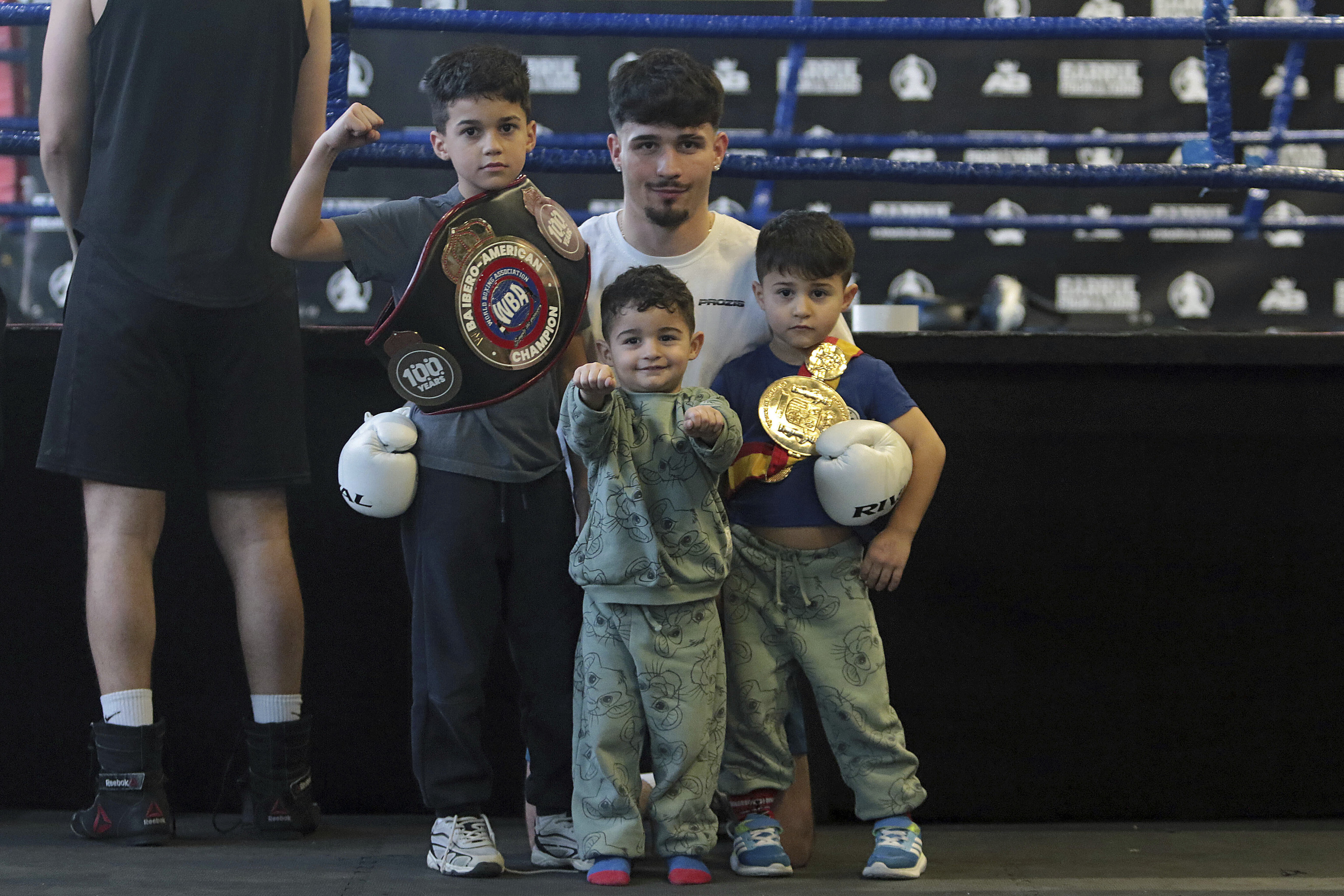 Antonio Barrul y sus tres hijos.