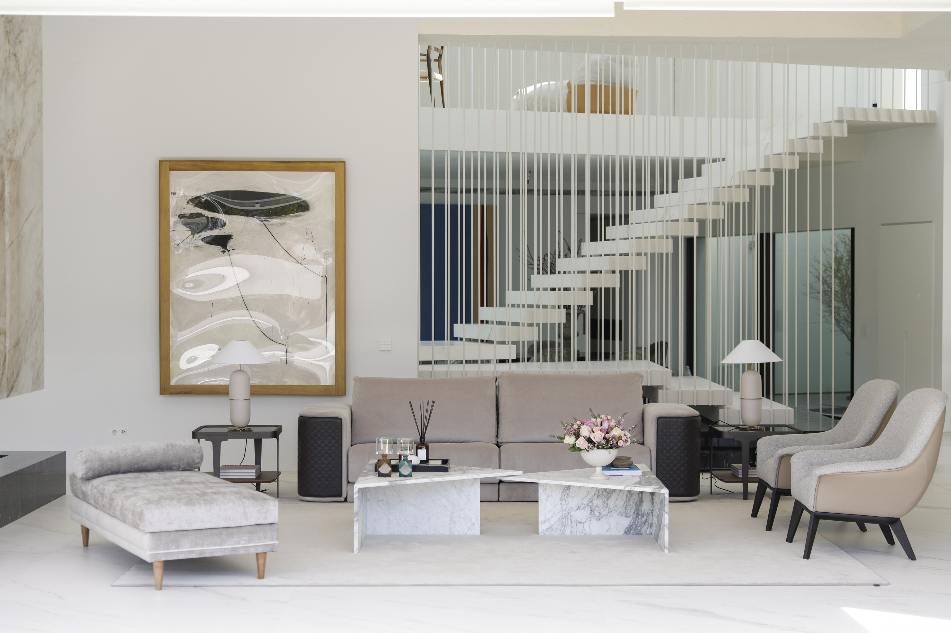 El salón y la escalera.