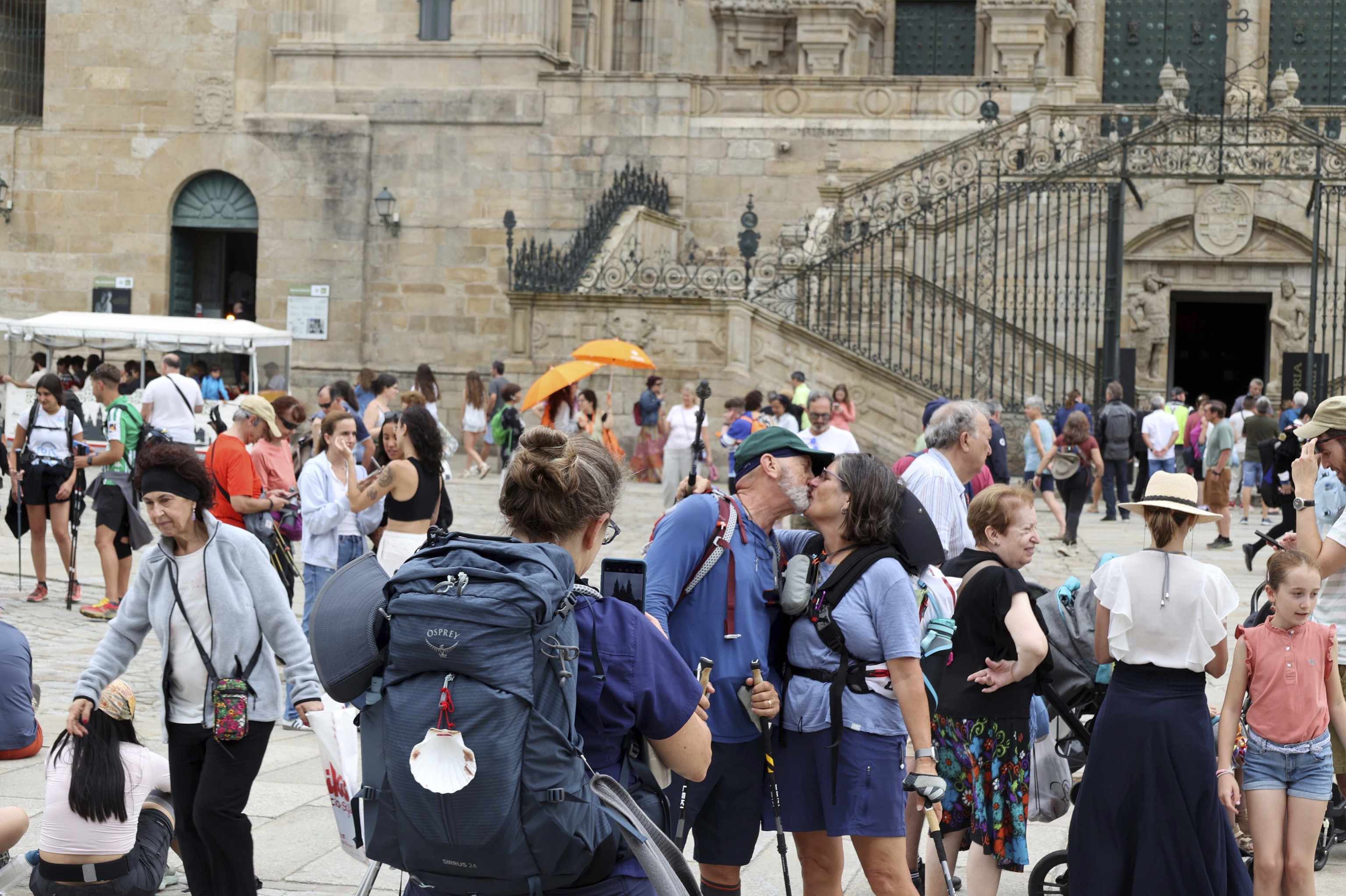 Peregrinos, a su llegada a la catedral de Santiago de Compostela.