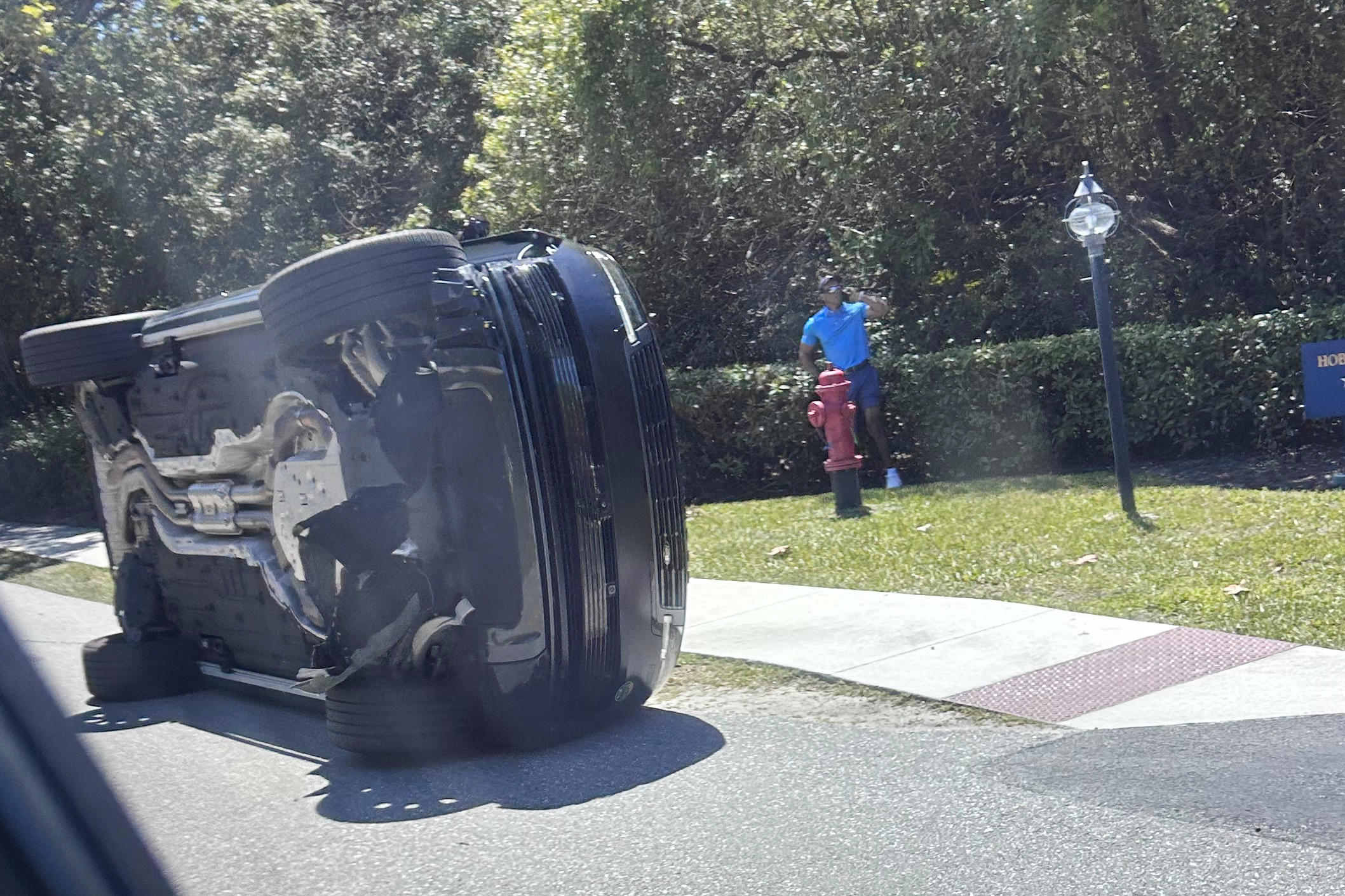 Imagen del coche accidentado de Woods, en Jupiter Island (Florida).
