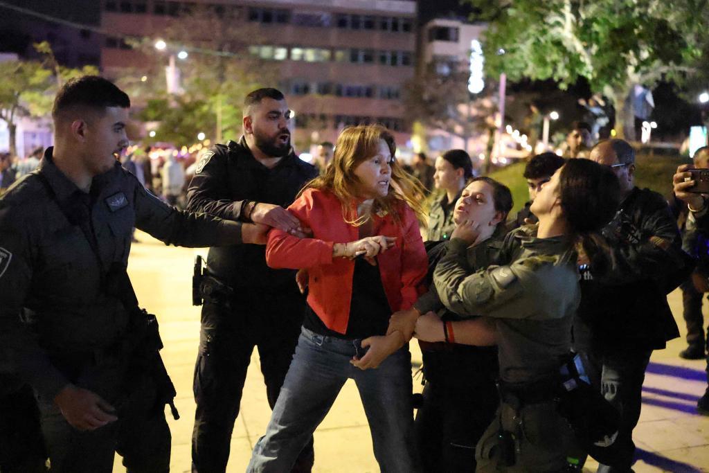 La Policía israelí detiene a una veintena de manifestantes que ...