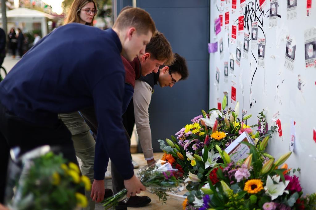 Flores en memoria de Noelia, la joven española a la que se le aplicó la eutanasia el pasado mes de marzo