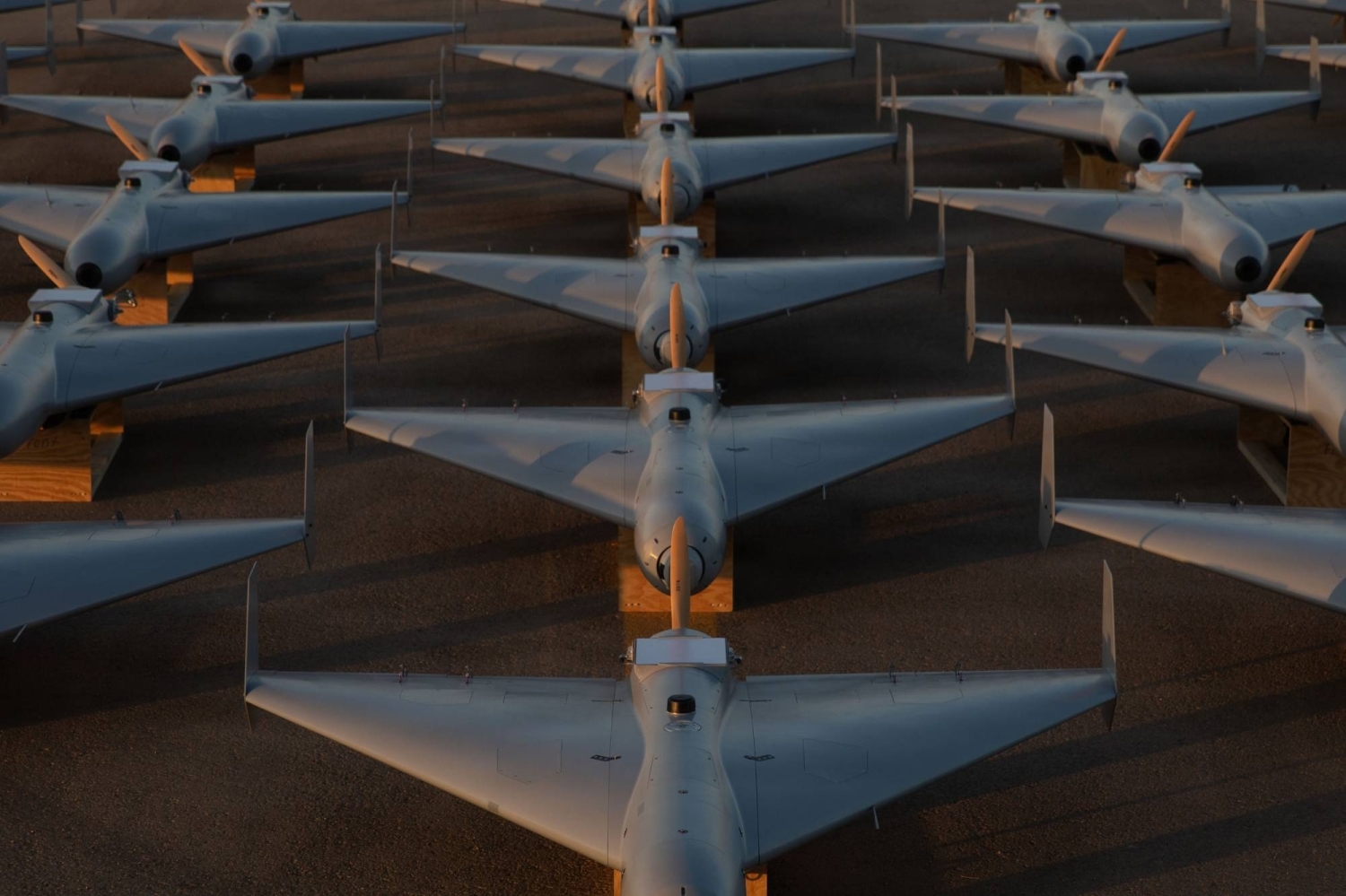 Producir el LUCAS cuesta unos 30.000 euros por unidad. Nacido de la ingeniería inversa sobre los drones iraníes, con un coste ínfimo frente a los misiles tradicionales, redefine la guerra moderna: ya no gana quien dispara mejor, sino quien lanza más. En la imagen, un 'batallón' en la pista de una base del Comando Central de EEUU.
