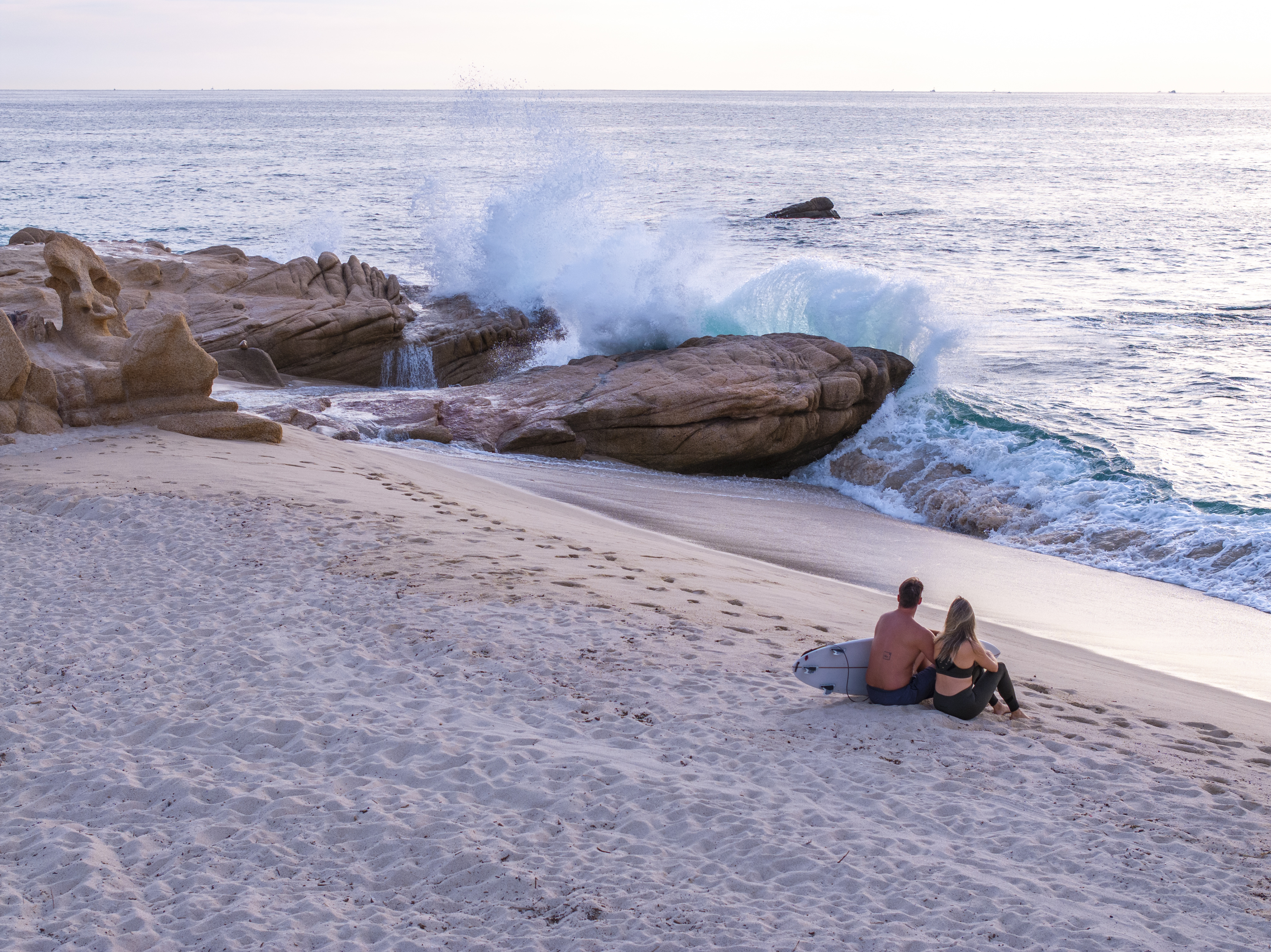 Una pareja de surferos, en Cabo Pulmo.