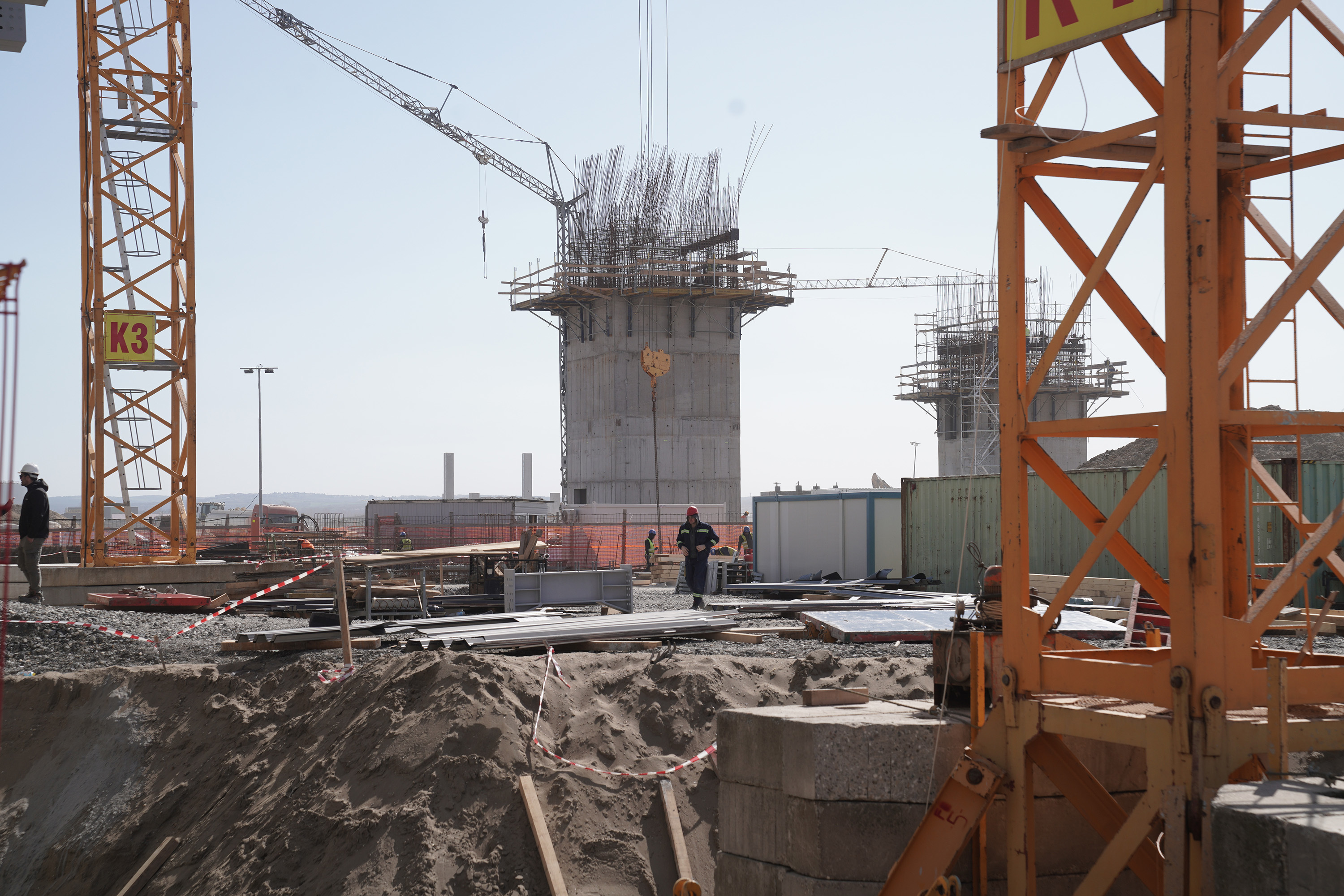 Una de las estructuras a medio levantar en el recinto de la futura Expo.
