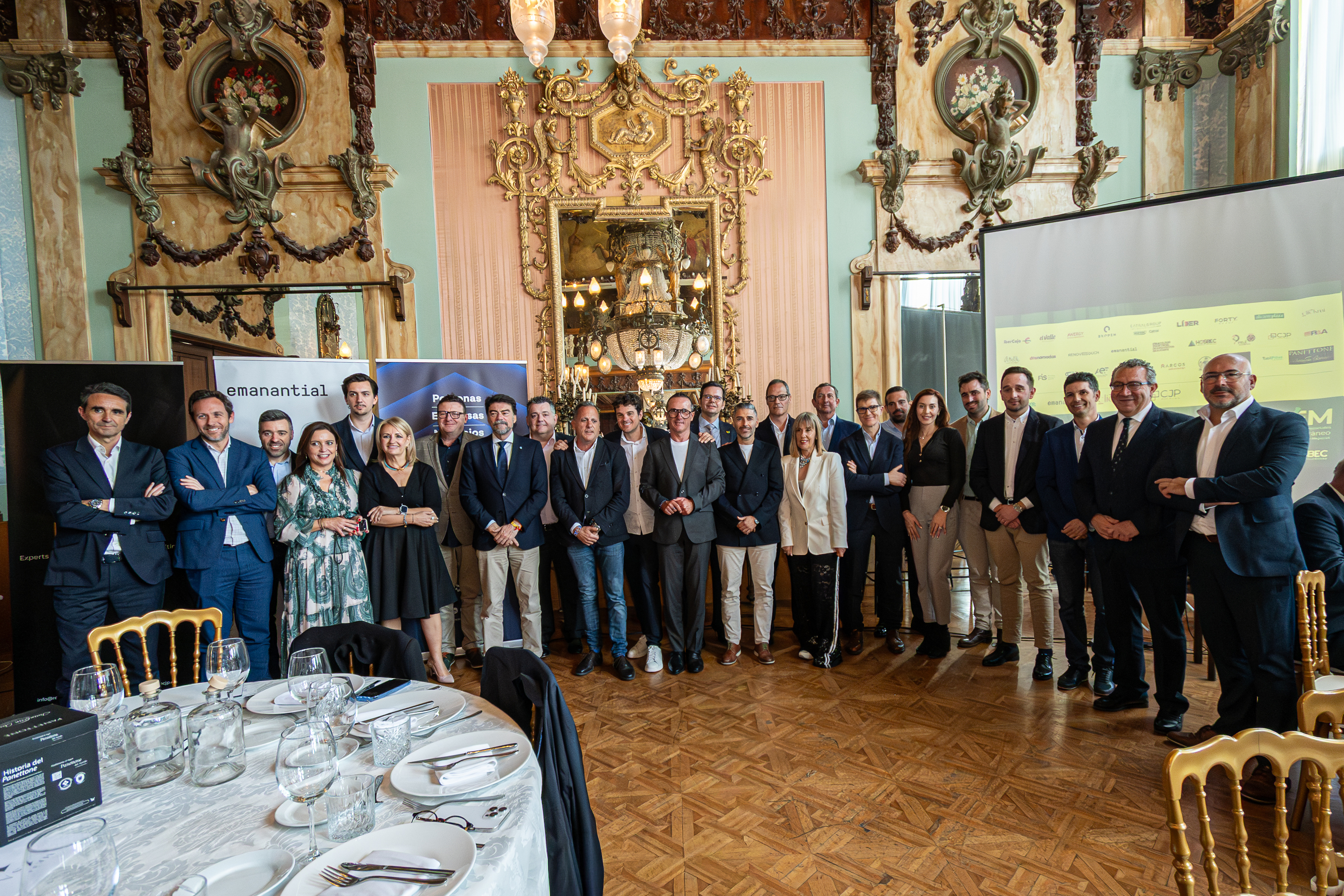 Todos los participantes en el foro REM 'Turismo que suma'.