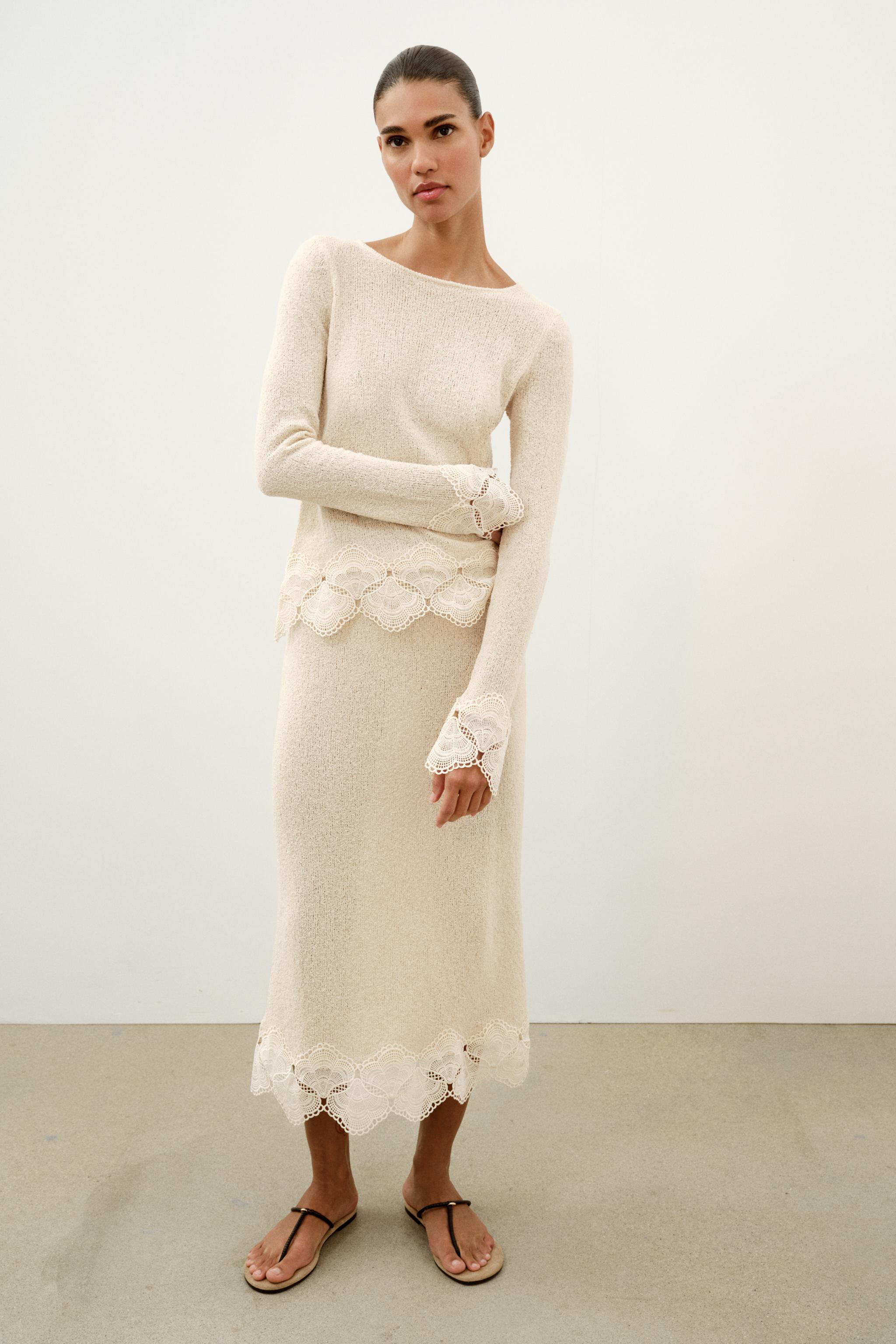 Entrar a Zara a por una chaqueta y salir con este elegante conjunto de crochet jersey y falda midi para llevar con sandalias con el que causar sensaci�n este verano