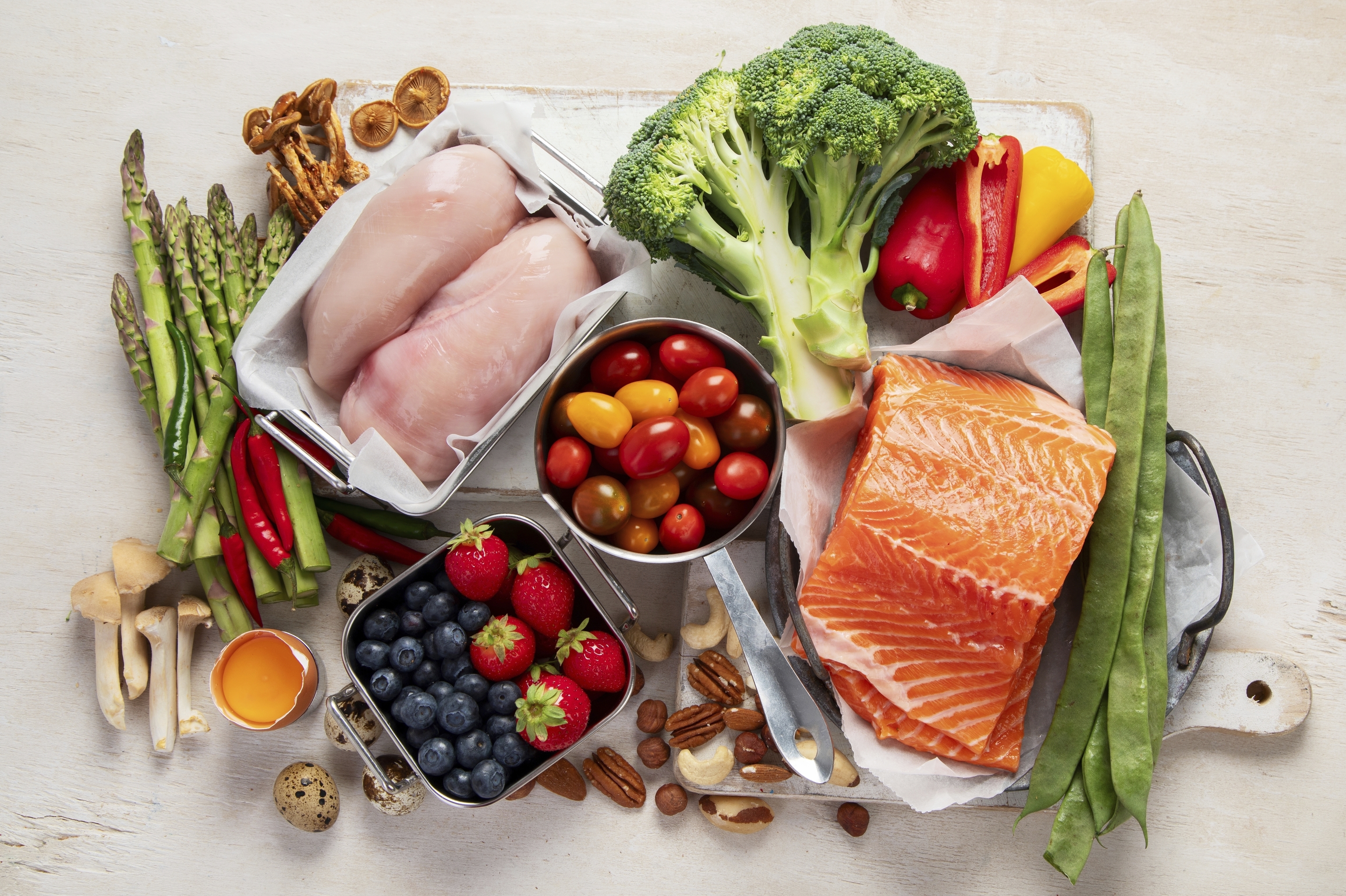 Abundante fruta y verdura, con diferentes colores y texturas, y proteínas saludables, como pescado y carnes magras, son algunas de las claves que da la AHA.