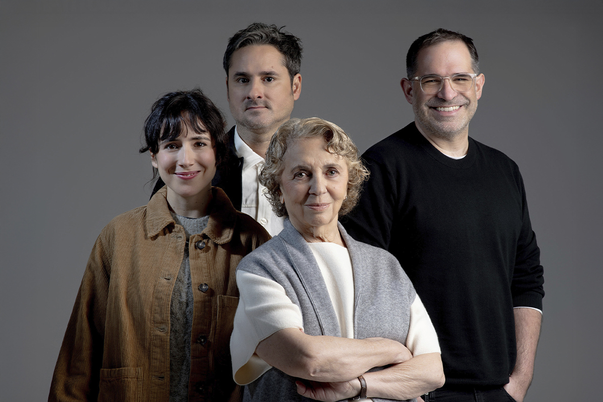 Los protagonistas y el director de 'Las gratitudes'.