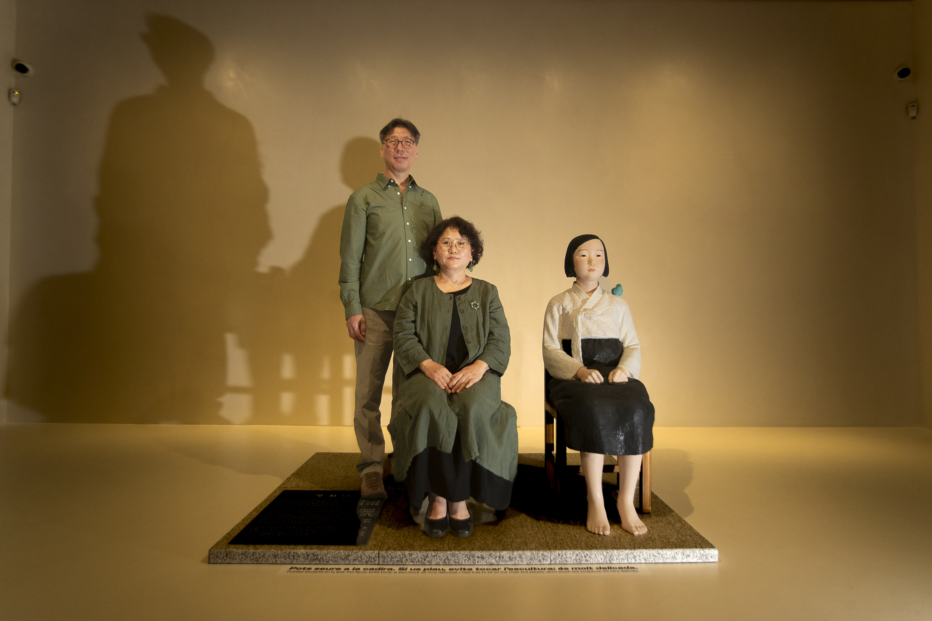 Los artistas Kim Seo-Kyung y Kim Eun-Sung con una versión de 'Statue of a Girl of Peace'.