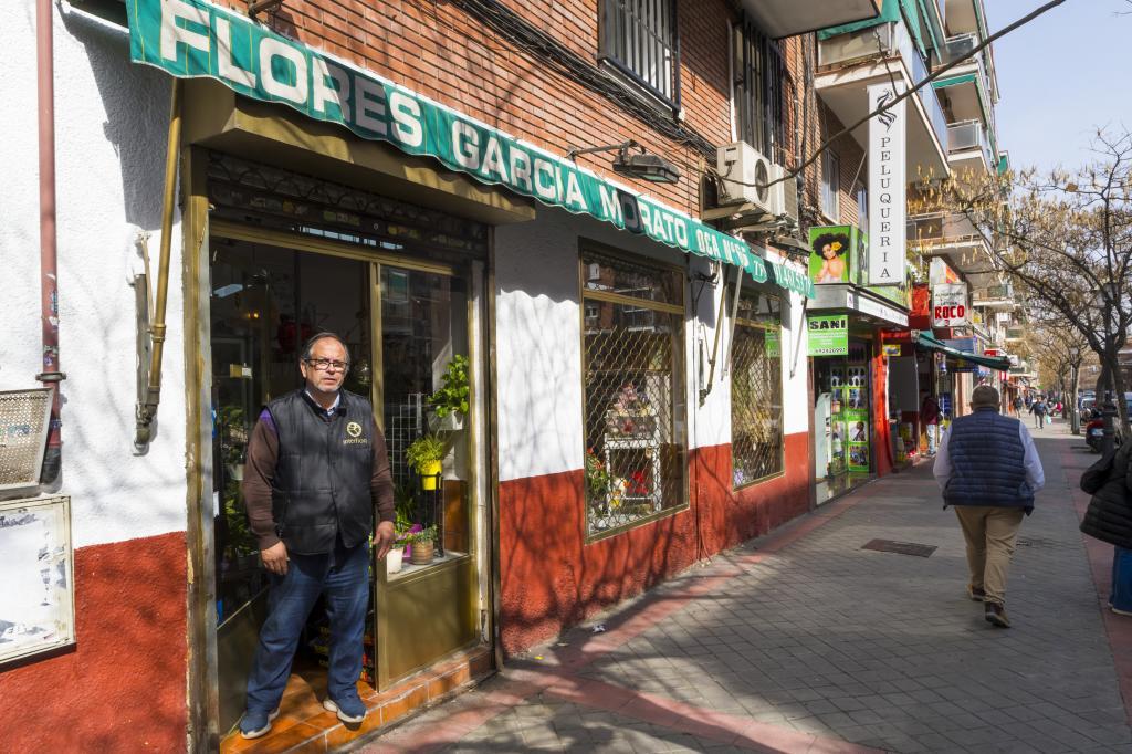 Juan en la puerta de la Floristería García Morato de Madrid, en Carabanchel