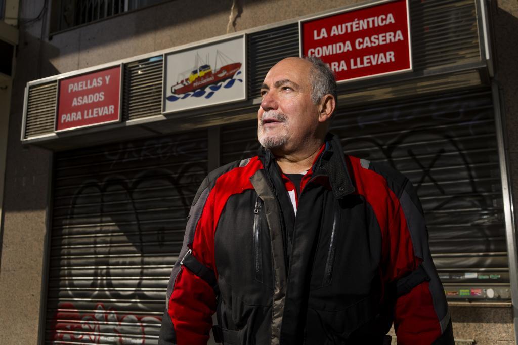 David, frente a su pescadería y tienda de comidas ya cerrada ante la falta de interesados.