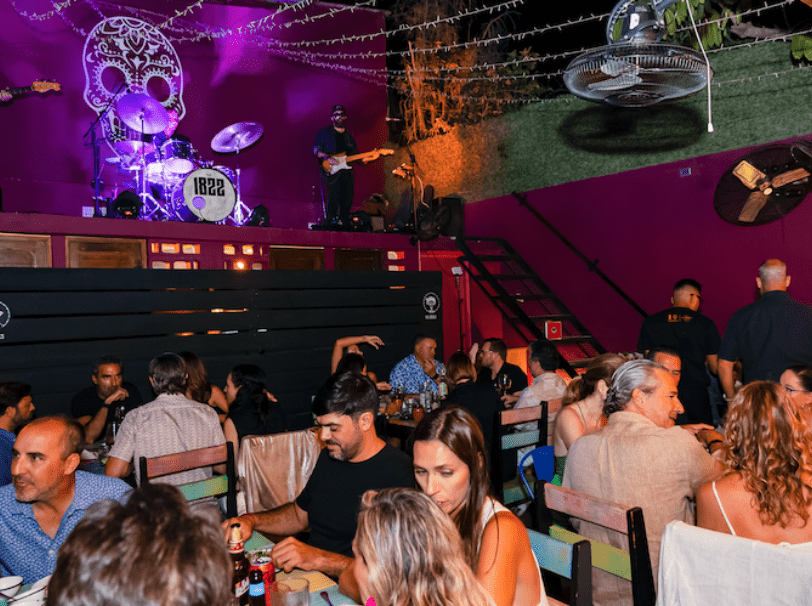 Cena con música en vivo en La Lupita.