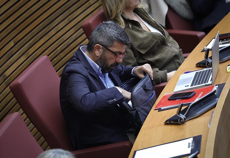 El ex presidente Carlos Mazón, en su escaño de las Cortes Valencianas, este martes.