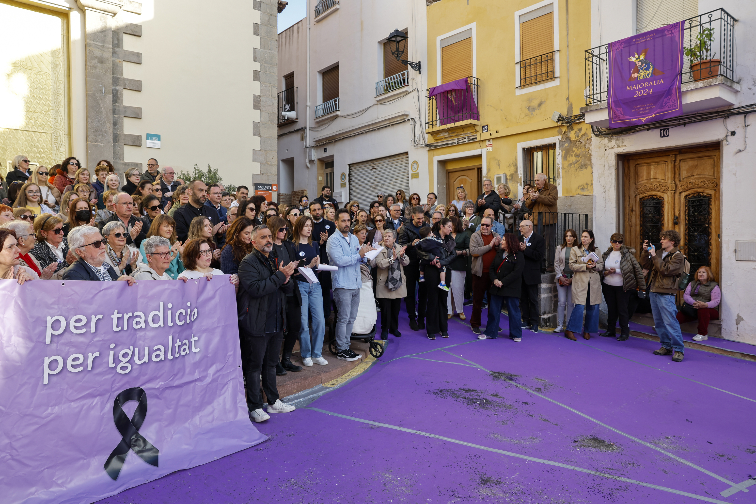 El colectivo Semana Santa Inclusiva de Sagunto, concentrado ante la Ermita de la Sangre.
