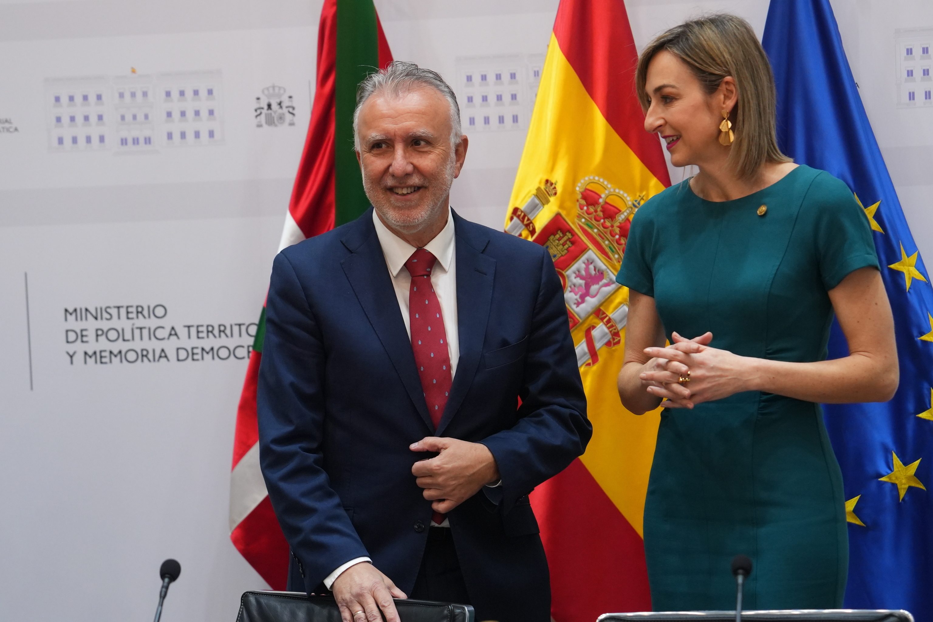 El ministro Ángel Víctor Torres junto a la consejera vasca María Ubarretxena en uno de sus encuentros en el Ministerio de Política Territorial.